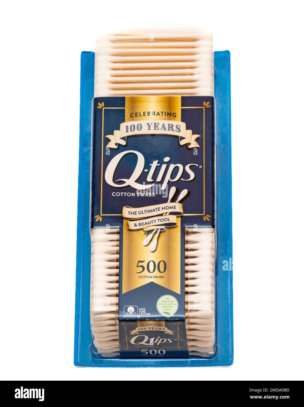 Un paquet de 500 cotons-tiges Q-Tips, l'outil idéal pour la maison et la beauté isolé sur blanc Banque D'Images