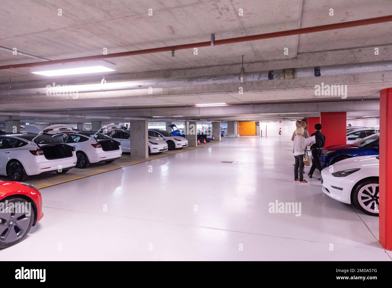 Le jour de la remise des voitures Tesla modèle 3 pour les clients qui se sont mis à chercher de nouvelles voitures à Sydney, Nouvelle-Galles du Sud, Australie Banque D'Images