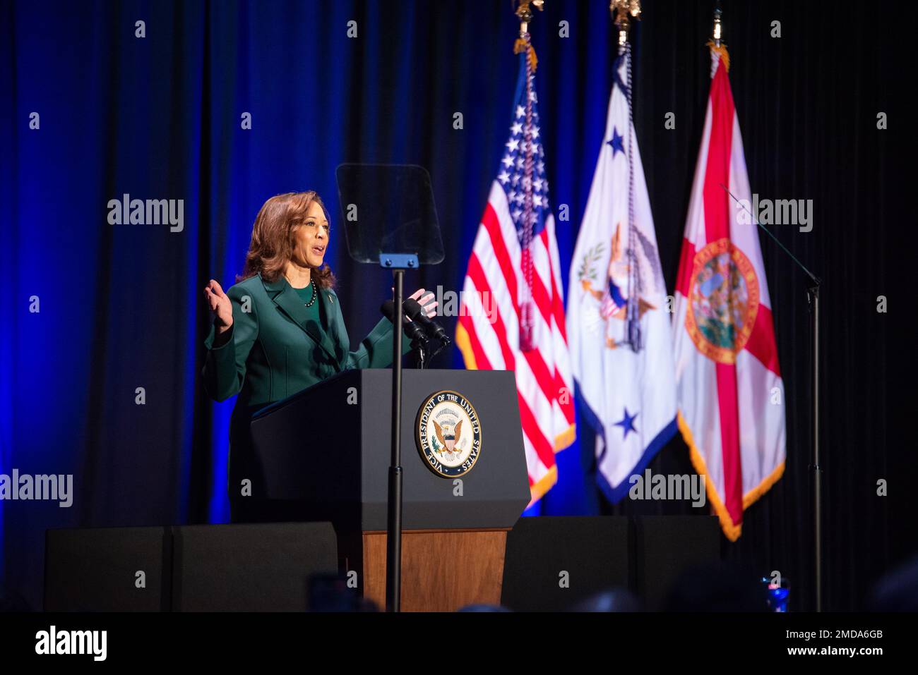 Tallahassee, États-Unis d'Amérique. 22nd janvier 2023. Le vice-président des États-Unis, Kamala Harris, prononce un discours pour commémorer le 50th anniversaire de Roe c. Wade à Tallahassee, en Floride, sur 22 janvier 2023.Credit: Tori Lynn Schneider/Pool via CNP photo via Credit: Newscom/Alay Live News Banque D'Images