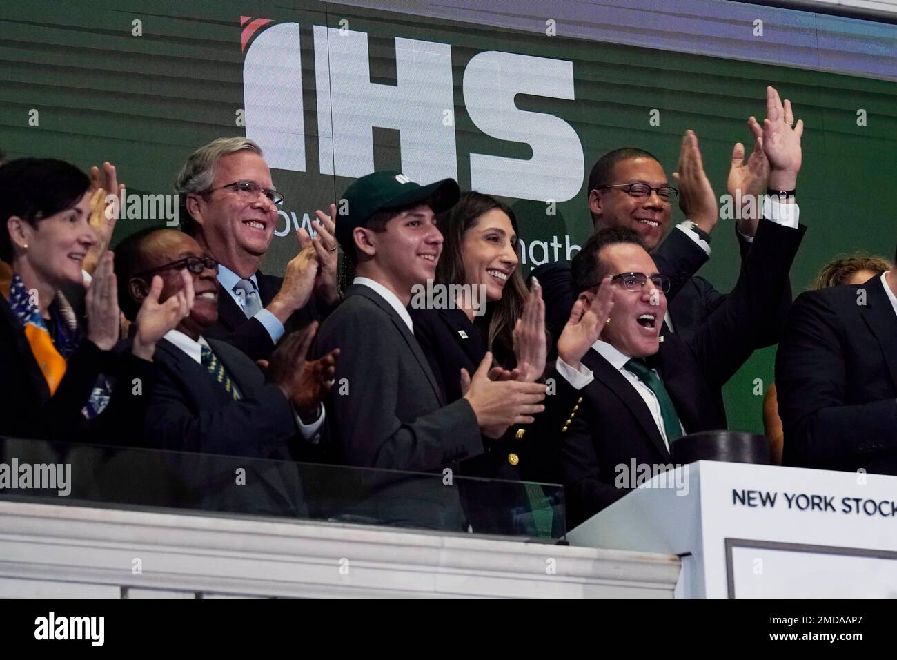 IHS Towers Chairman & CEO Sam Darwish, right, is applauded as he rings the New York Stock Exchange opening bell, before the company's IPO, Thursday, Oct. 14, 2021. Board member Jeb Bush, background left, joins the celebration on the podium. (AP Photo/Richard Drew) Banque D'Images