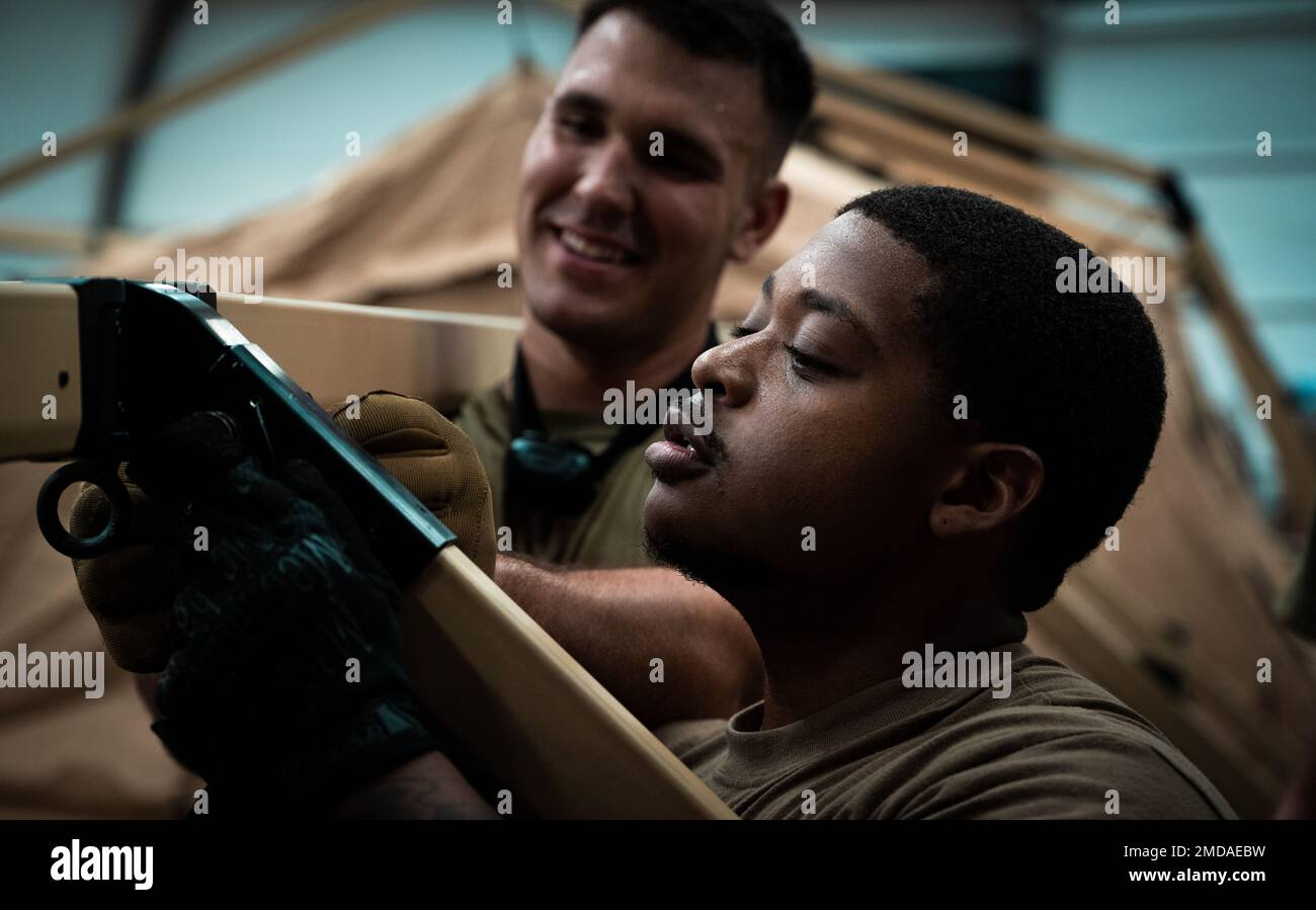 Le principal Airman Stephon Donaldson, à droite, un technicien de l'équipement aérien et terrestre (AGE) de l'escadron de soutien aux interventions d'urgence 821st, installe une tente avec les États-Unis Le sergent d'état-major de la Force aérienne Tyler Lewellen, à gauche, un chef d'équipe de l'escadron de soutien d'intervention en cas d'urgence 821st, pendant la Turbo distribution 22-2 à l'aérodrome de l'Armée de terre Sabre, Tennessee, 14 juillet 2022. Turbo distribution est un exercice conjoint d'ouverture de force opérationnelle-port conçu pour former les États-Unis Le personnel de la Force aérienne et de l'Armée de terre sur la façon de réagir rapidement aux missions d'aide humanitaire et d'intervention en cas de catastrophe. (É.-U. Force aérienne par le sergent d'état-major Scott Warner) Banque D'Images