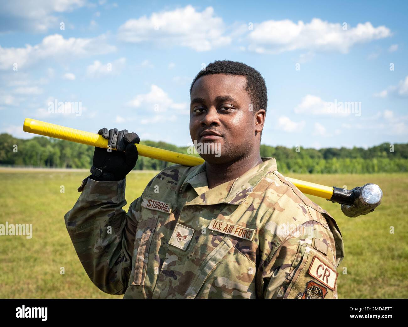 Le principal Airman Trayvon Stodghill, un contrôleur mobile C2 de l'escadron de réponse aux urgences 821st, pose une photo lors de la Turbo distribution 22-2 à l'aérodrome de l'Armée de terre Sabre, Tennessee, 14 juillet 2022. Turbo distribution est un exercice conjoint d'ouverture de force opérationnelle-port conçu pour former les États-Unis Le personnel de la Force aérienne et de l'Armée de terre sur la façon de réagir rapidement aux missions d'aide humanitaire et d'intervention en cas de catastrophe. Banque D'Images