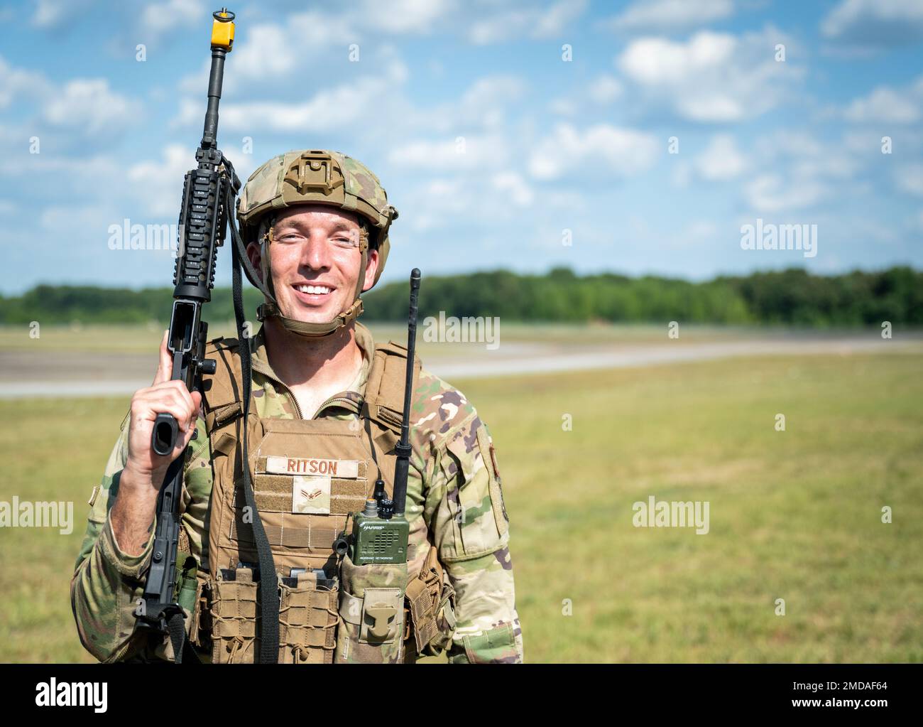 Le 1st Prince Dylannova Ritson, un défenseur des forces de sécurité de l'escadron d'intervention en cas d'urgence 821st, pose une photo lors de la Turbo distribution 22-2 à l'aérodrome de l'Armée de terre Sabre, Tennessee, 14 juillet 2022. Turbo distribution est un exercice conjoint d'ouverture de force opérationnelle-port conçu pour former les États-Unis Le personnel de la Force aérienne et de l'Armée de terre sur la façon de réagir rapidement aux missions d'aide humanitaire et d'intervention en cas de catastrophe. Banque D'Images