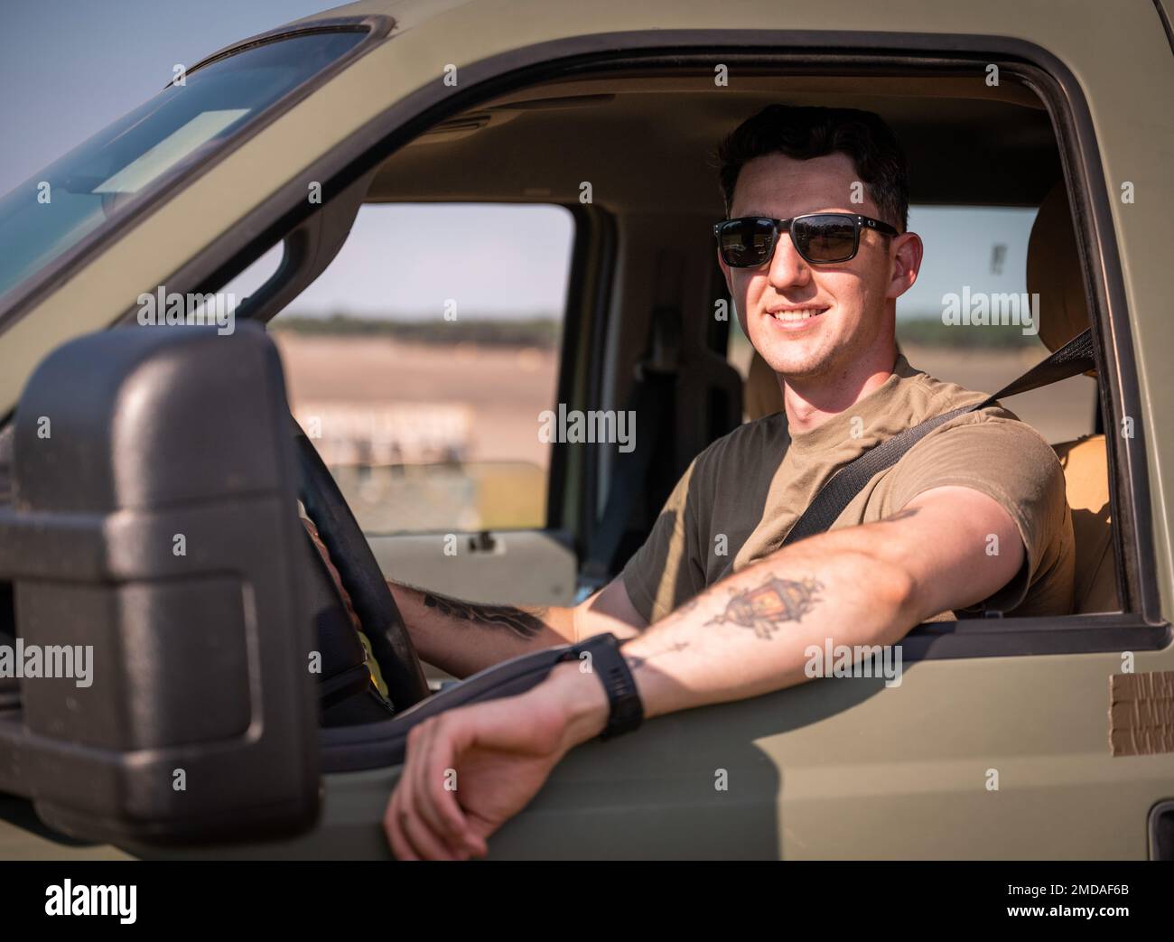 ÉTATS-UNIS Le sergent d'état-major de la Force aérienne Travis Williams, un agent d'entretien de véhicule de l'escadron d'intervention en cas d'urgence 821st, pose une photo au cours de la Turbo distribution 22-2 à l'aérodrome de l'Armée de terre Sabre, Tennessee, 14 juillet 2022. Turbo distribution est un exercice conjoint d'ouverture de force opérationnelle-port conçu pour former les États-Unis Le personnel de la Force aérienne et de l'Armée de terre sur la façon de réagir rapidement aux missions d'aide humanitaire et d'intervention en cas de catastrophe. Banque D'Images