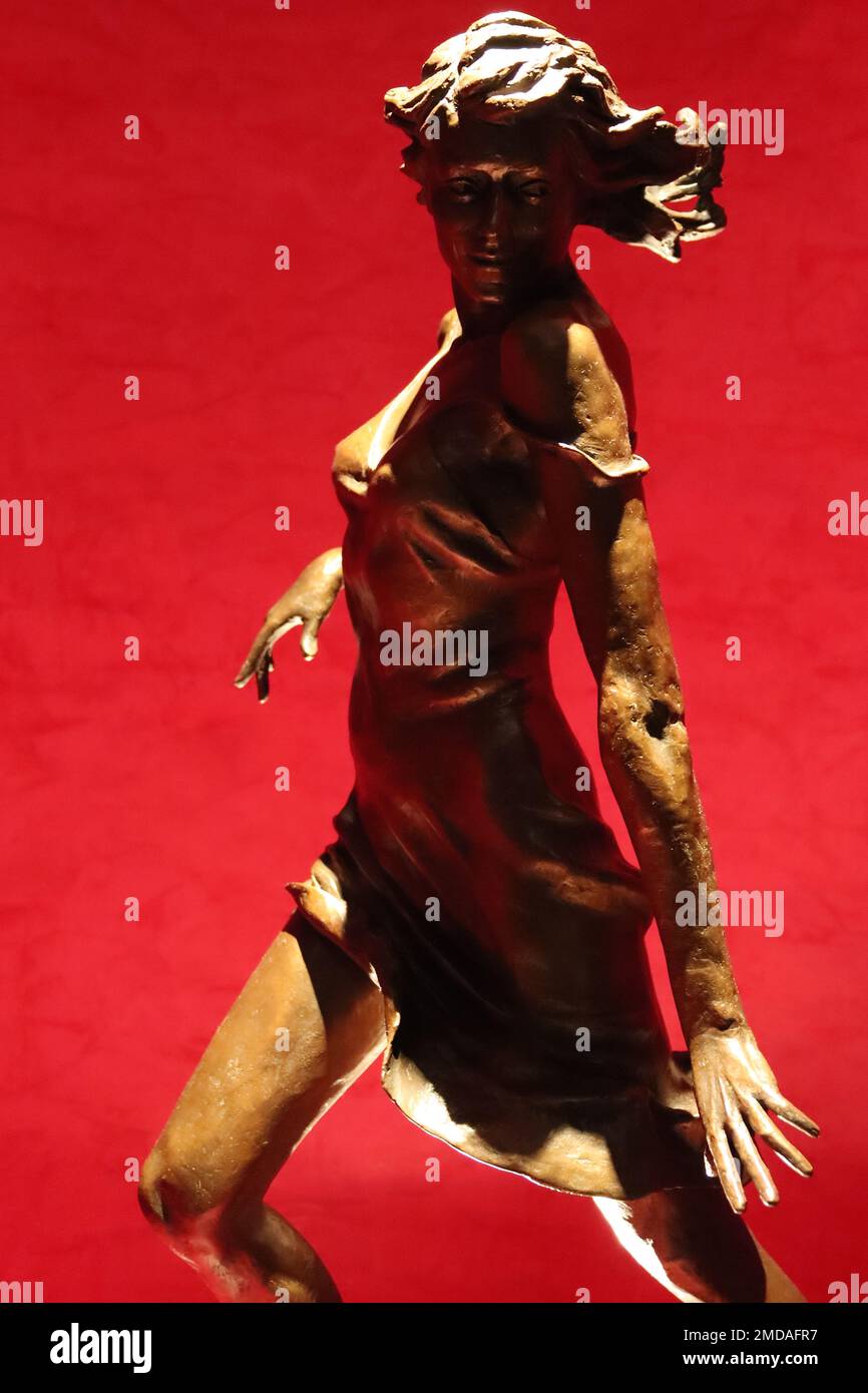 Détail de la danseuse dans la sculpture en bronze commandée par les Johnson « Merengue » exposée dans la salle de danse de Carmen à bord du navire de croisière Aurora. Banque D'Images