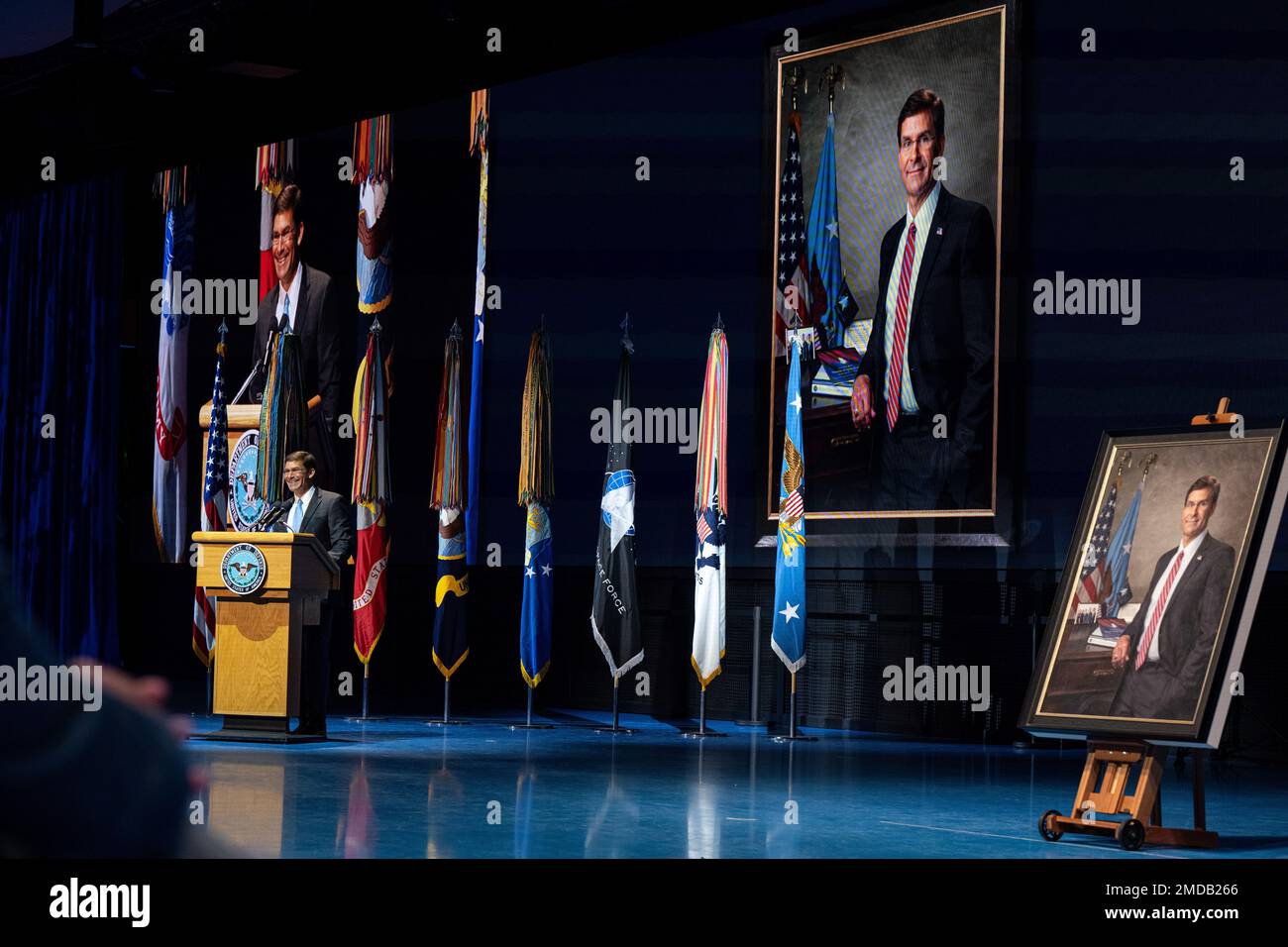 L'ancien secrétaire à la Défense, Mark Esper, prend la parole lors de sa cérémonie officielle de dévoilement du portrait au joint base Myer-Henderson Hall, en Virginie, à 15 juillet 2021. (Photo DoD des États-Unis Maître de vaisseau 2nd classe Alexander Kubitza) Banque D'Images