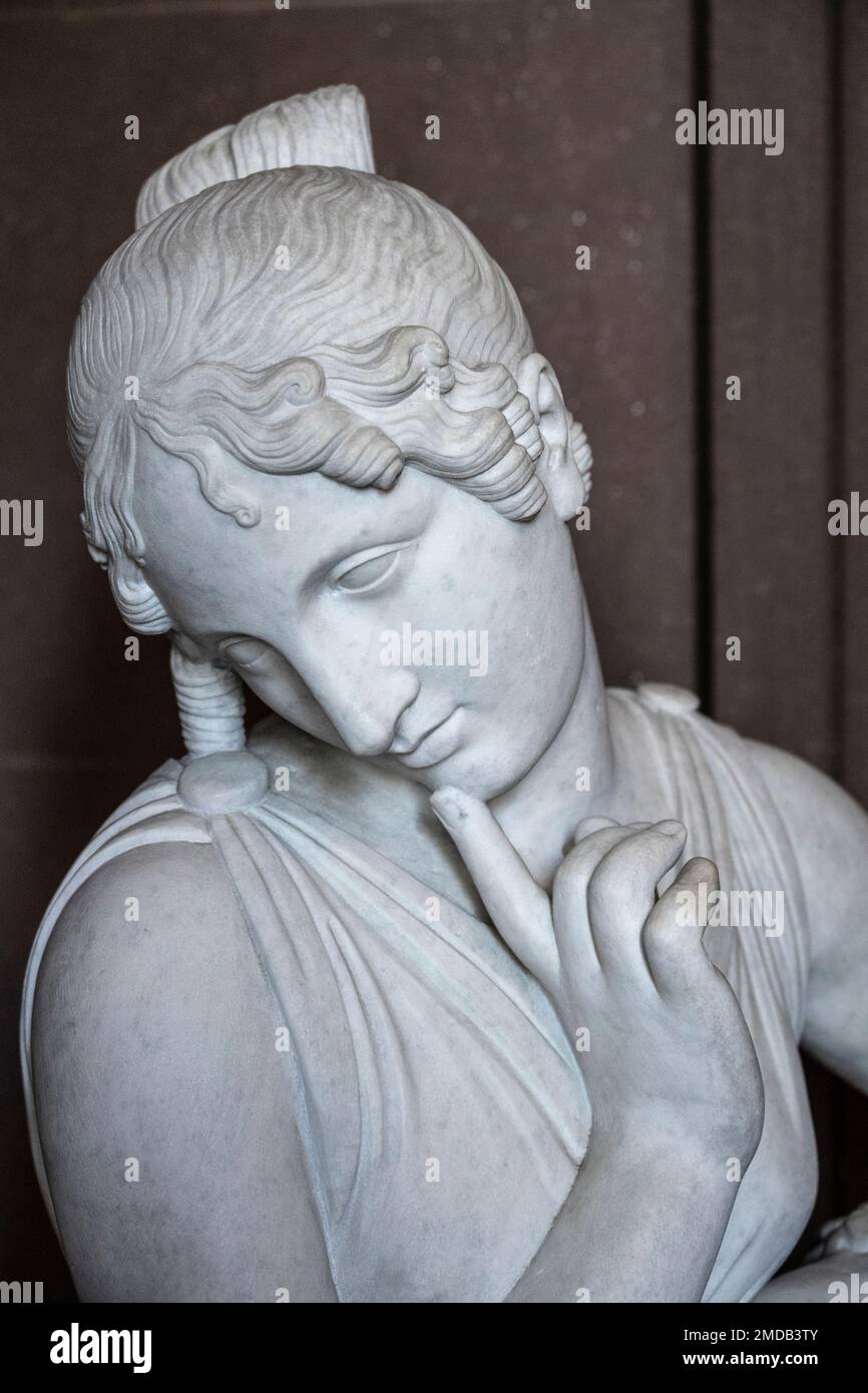 Sculpture en marbre de pierre d'une femme habillée dans le style grec méditer et poser de bashful Banque D'Images