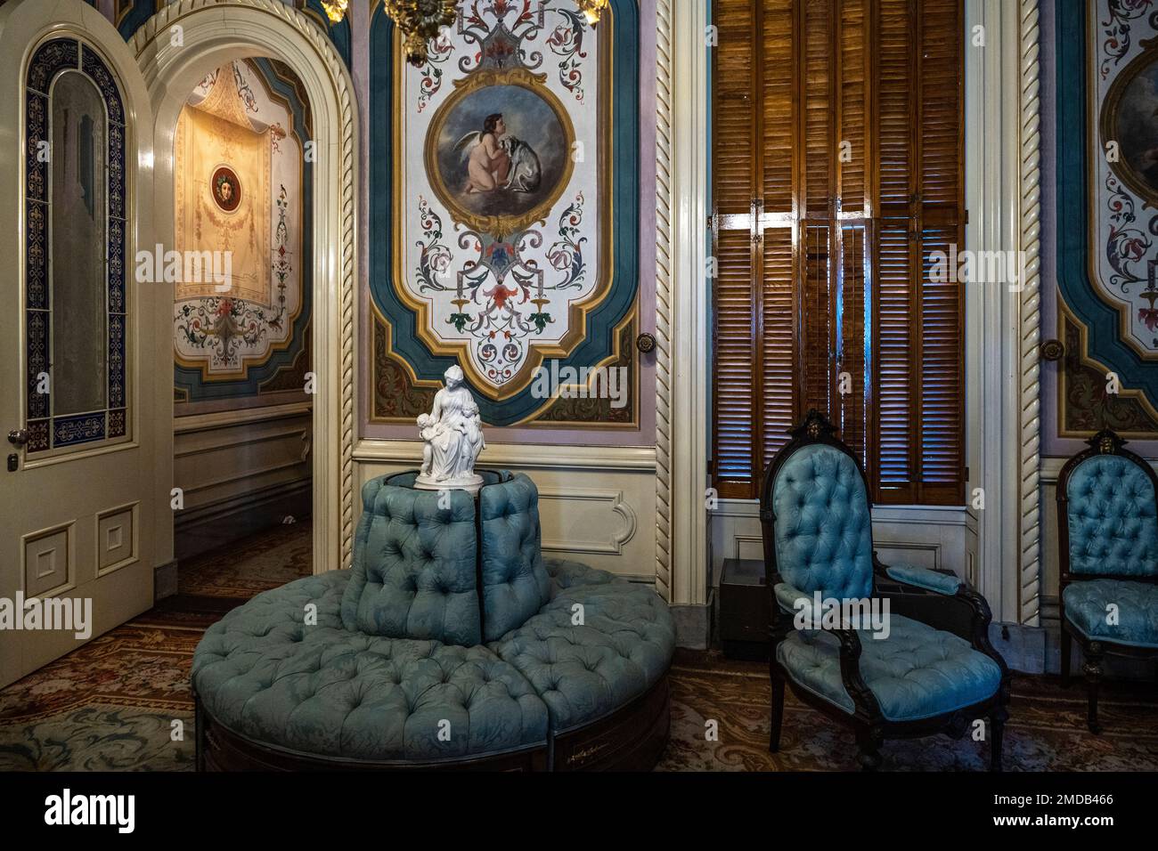 Chambre où les clients ont été invités à attendre avec un mobilier bleu et un pouf circulaire rond dans la salle de réception du Victoria Mansion Banque D'Images