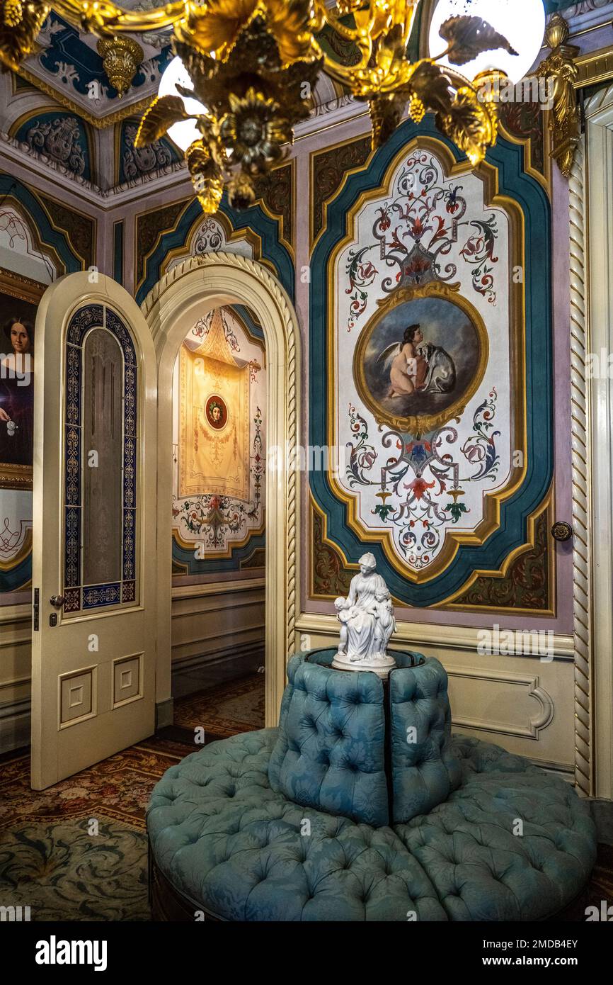 Chambre où les clients ont été invités à attendre avec un mobilier bleu et un pouf circulaire rond dans la salle de réception du Victoria Mansion Banque D'Images