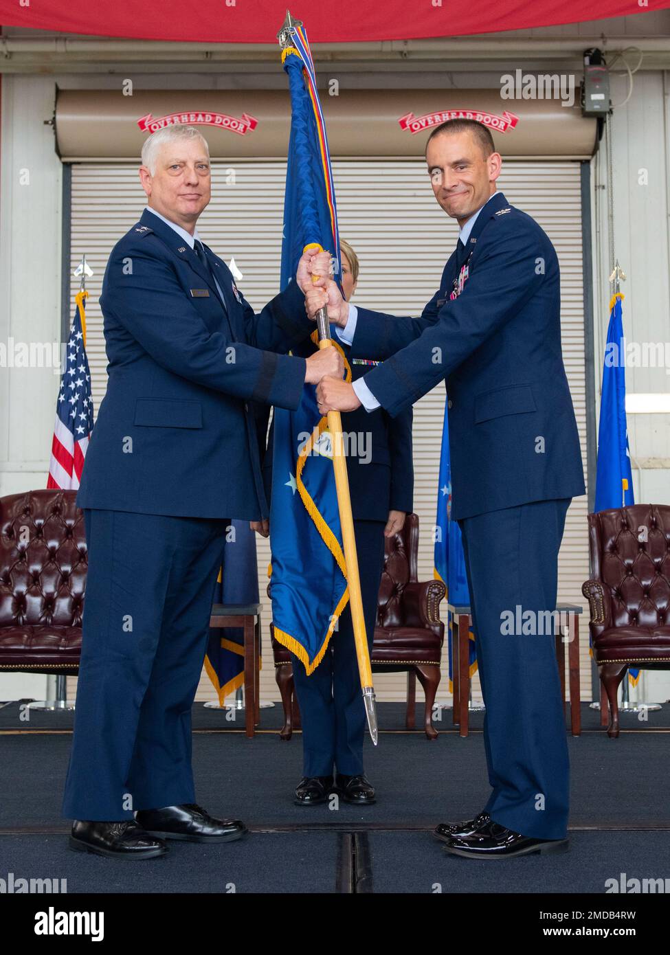 ÉTATS-UNIS Général de division de la Force aérienne Mark Camerer, États-Unis Le commandant du Centre expéditionnaire de la Force aérienne reçoit les directives du colonel Marc E. Greene, commandant sortant de l'escadre de la base aérienne 628th, signifiant le changement de commandement de l'ABW 628th lors d'une cérémonie à la base conjointe Charleston, Caroline du Sud, 15 juillet 2022. L'ABW 628th fournit un soutien à l'installation à plus de 60 DOD et organismes fédéraux desservant plus de 90 000 aviateurs, marins, Marines, soldats, gardes-côtes, civils, personnes à charge et retraités. Banque D'Images