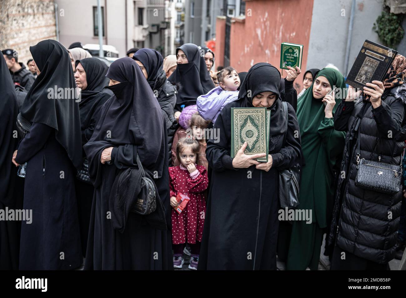 Istanbul, Turquie. 22nd janvier 2023. Les manifestants tiennent le Saint Coran pendant la manifestation. Après Rasmus Paludan, le dirigeant du parti politique d'extrême-droite Hard Line au Danemark et aussi citoyen suédois, brûlant le Saint Coran près de l'ambassade de Turquie à Stockholm, des gens ont manifesté près du consulat de Suède à Beyoglu, à Istanbul. Crédit : SOPA Images Limited/Alamy Live News Banque D'Images