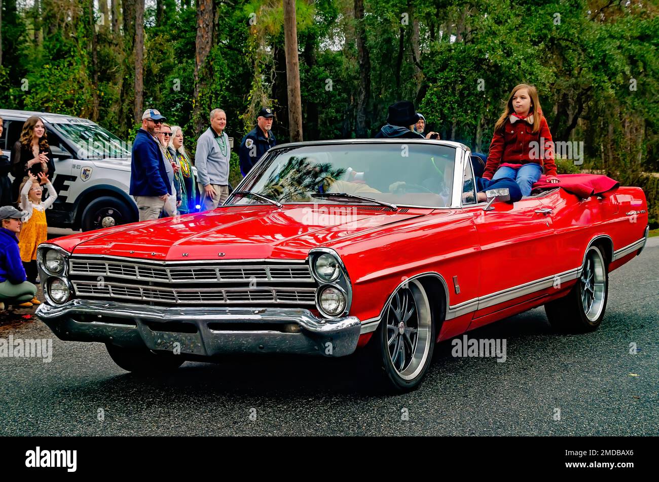 Un cabriolet Ford Galaxie d'époque participe au défilé de Krewe de la Dauphine Mardi gras, le 21 janvier 2023, à Dauphin Island, en Alabama. Banque D'Images