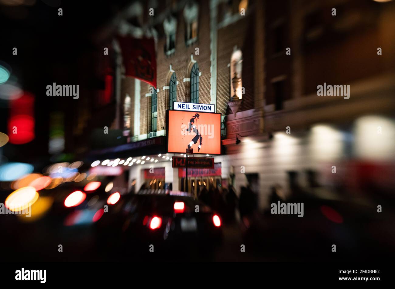 Une photo de rue de nuit stylisée du marquis pour le spectacle à succès de Broadway « MJ » (Michael Jackson) à Manhattan au Neil Simon Theatre. Banque D'Images