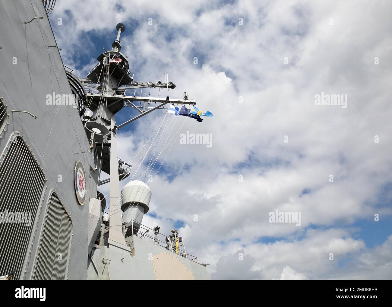 220715-N-DE439-1070 MER BALTIQUE (15 juillet 2022) le destroyer à missiles guidés de classe Arleigh Burke USS Arleigh Burke (DDG 51) affiche les drapeaux de la Finlande, de l'OTAN et de la Suède lors d'un exercice de manœuvre de navire, 15 juillet 2022. Arleigh Burke est en cours de déploiement aux États-Unis Marine Forces Europe zone d'opérations, employée par les États-Unis Sixième flotte pour défendre les intérêts des États-Unis, des alliés et des partenaires. Banque D'Images