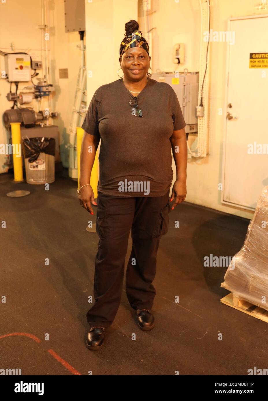 220715-N-OH262-0619 OCÉAN ATLANTIQUE (15 juillet 2022)-Yeoman la gardienne Laura Thomas, un Mariner de la fonction publique servant à bord du fret sec du Commandement du Seallift militaire, le navire de munitions USNS Medgar Evers (T-AKE 13) pose une photographie dans la soute du navire alors que le navire était en cours, 15 juillet. Banque D'Images