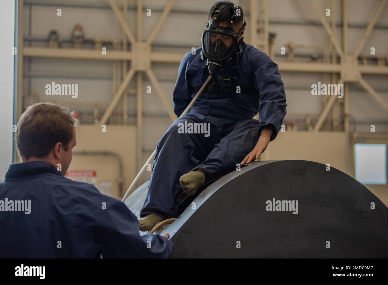 ÉTATS-UNIS L'avionneur principal de la Force aérienne Aron Lacson, compagnon du système de carburant de l'escadron de maintenance 35th (MXS), monte dans une pile à combustible faucon F-16 simulée au cours d'un exercice d'extraction à la base aérienne de Misawa, au Japon, au 15 juillet 2022. L'exercice a permis de tester la capacité des aviateurs 35th MXS à réagir à un Airman qui perd conscience à l'intérieur d'une pile à combustible lors de l'entretien. Banque D'Images