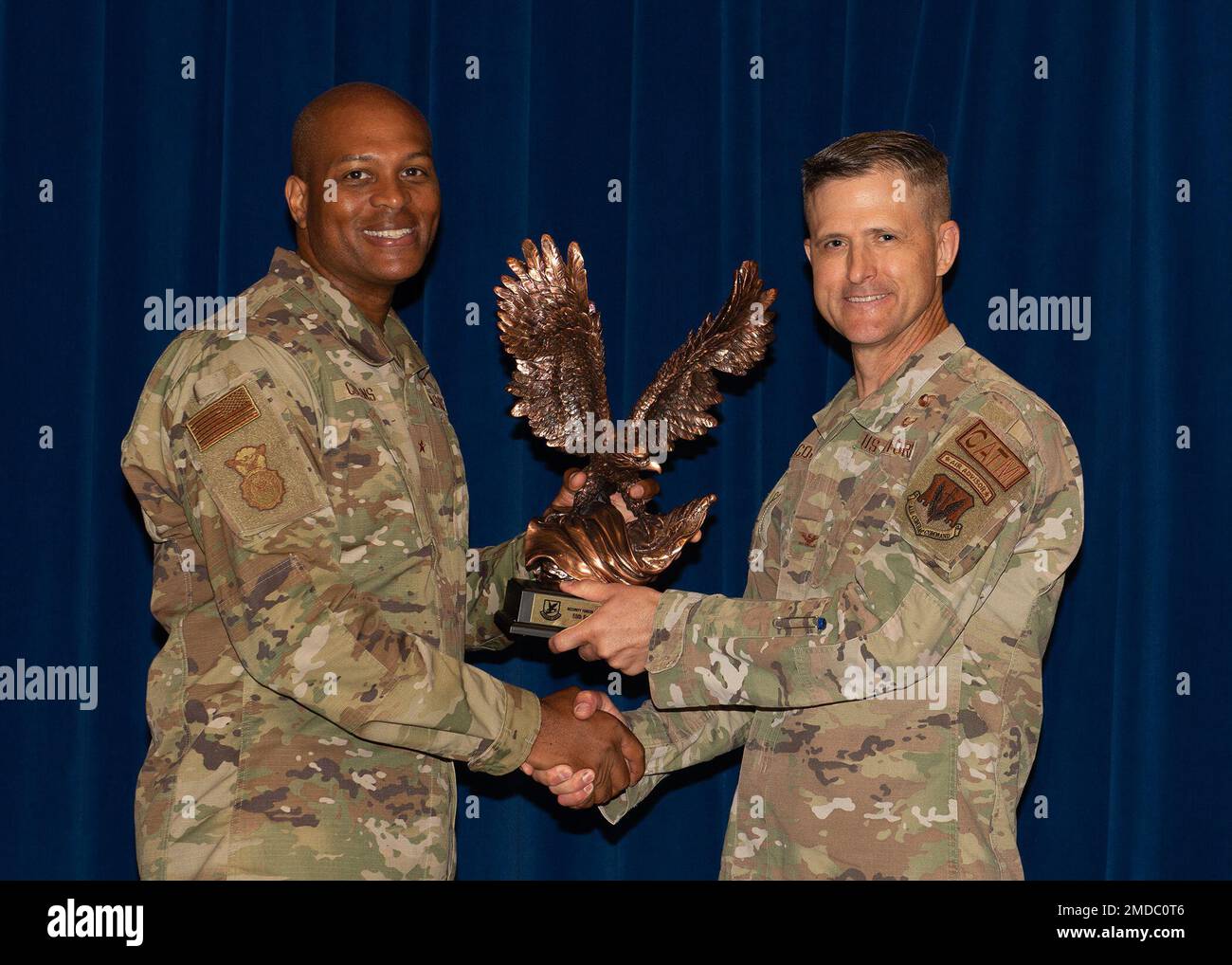 Brig. Gen. Roy Collins, directeur des forces de sécurité, chef d'état-major adjoint pour la logistique, l'ingénierie et la protection des forces, quartier général de l'USAF présente le prix exceptionnel de l'escadron des forces de sécurité de l'Air Force à Col. Jasin Cooley, commandant du 55e Groupe de soutien à la mission, le 15 juillet 2022, à la base aérienne d'Offutt, Nebraska. Le 55e Escadron des forces de sécurité a remporté ce prix en reconnaissance de ses réalisations en matière de mission, de base et de collectivité en 2021. 55th MSG, 55th SFS, Brig. Gen. Roy Collins, Offutt AFB, Prix d'unité exceptionnelle, Banque D'Images