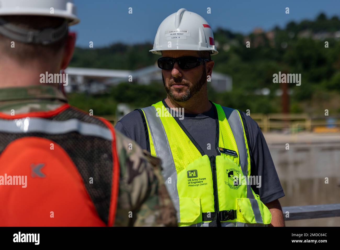 Le maître de éclusage Alan Nogy discute du projet Lower mon. À 15 juillet, le commandant adjoint Heitkamp a visité le district de Pittsburgh pour visiter les travaux de construction aux écluses de Charleroi et au barrage 4 à Belle Vernon, en Pennsylvanie. Les travaux de construction s'inscrivent dans le cadre du projet de la rivière Lower Monongahela, qui remplacera le barrage à crête fixe vieux de près de 100 ans par un barrage clôturé aux écluses de Braddock et au barrage 2, supprimera les écluses et le barrage 3 à Elizabeth et construira deux écluses plus grandes aux écluses de Charleroi et au barrage 4 à Belle Vernon. Les écluses de Braddock, Elizabeth et Charleroi sont les trois plus anciennes installations d'exploitation et de navigation Banque D'Images