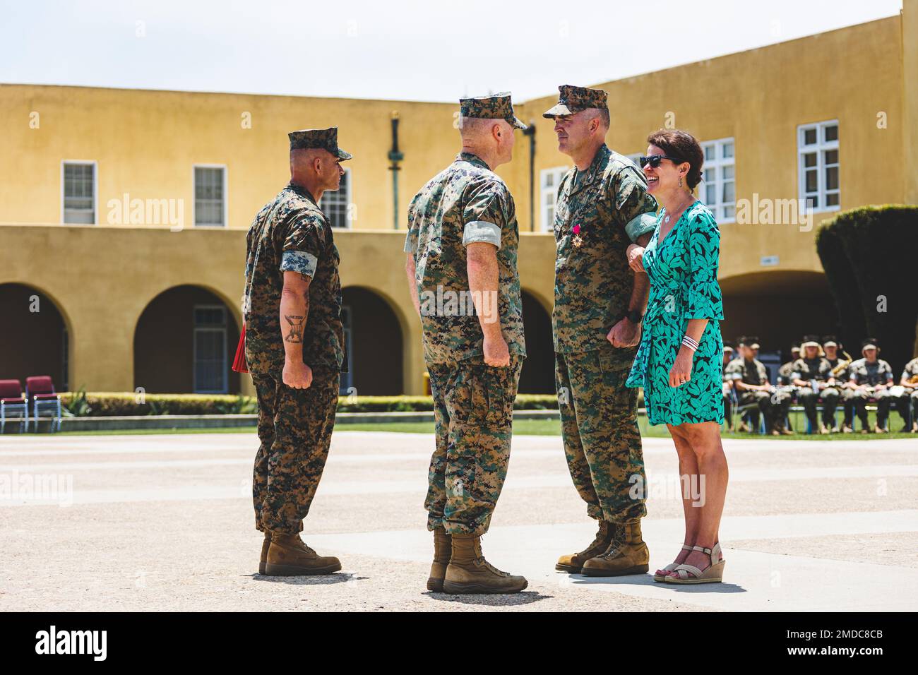 ÉTATS-UNIS Corps de marine Brig. Le général Jason L. Morris, commandant général du dépôt de recrues des Marines de San Diego et de la région de recrutement de l'Ouest, reconnaît Mme Conway comme épouse militaire lors d'une cérémonie de changement de commandement et de retraite au dépôt de recrues des Marines de San Diego, Californie, 15 juillet 2022. Conway a cédé le commandement du District des Marines de 12th au colonel Mike E. Ogden, le commandant en présence. Une cérémonie de changement de commandement est une tradition honorée de temps qui signifie officiellement le transfert de commandement et qui implique la responsabilité totale, l'autorité et la responsabilité f Banque D'Images