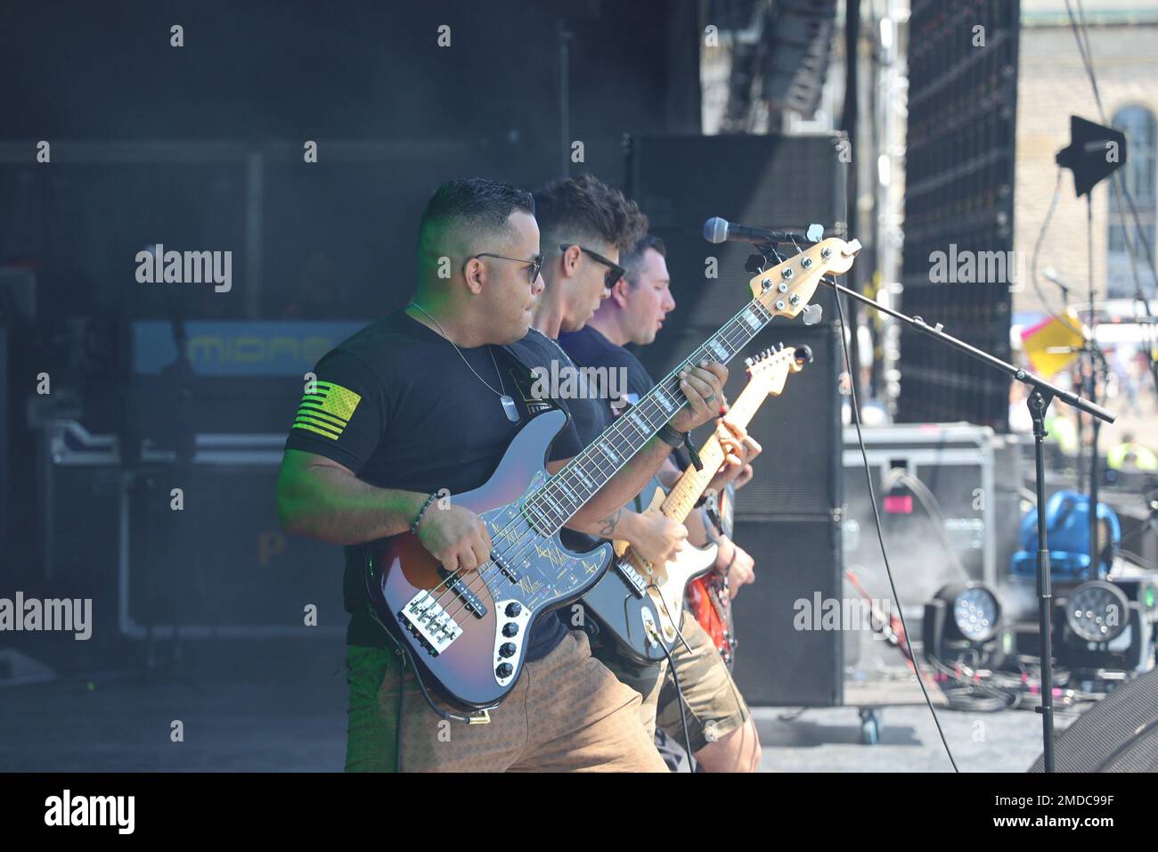 Les membres de l'Armée de terre comme vous l'avez photographié sont (de gauche à droite) les membres de la bande, le Sgt Abiud Flores, le Sgt Tom Katsiyiannis et le Sgt Austin West. Les organisateurs de l'événement s'attendaient à ce que plus de 70 000 personnes assistent à l'événement de trois jours, 15-17 juillet. Le concert a été mis en scène à l'extérieur du reformatoire de l'État de l'Ohio, un point de repère national dans le film « The Shawshank Redemption ». Banque D'Images