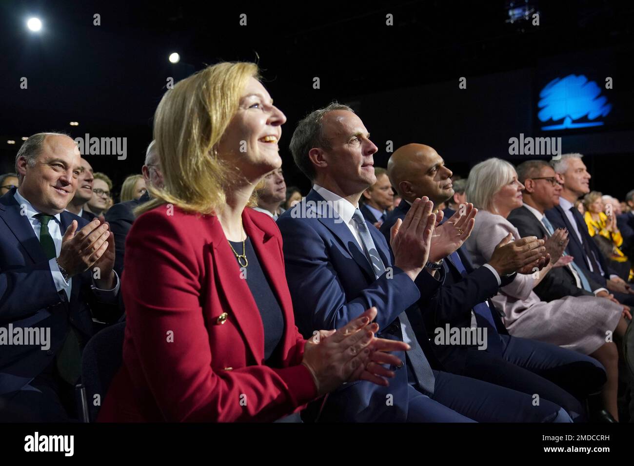 Ben Wallace, left, Britain's Minister of Defence, with Liz Truss the Foreign Secretary and Dominic Raab the Deputy Prime Minister and Said Javid the Health Secretary listen to Britain's Prime Minister Boris Johnson making his keynote speech at the Conservative party conference in Manchester, England, Wednesday, Oct. 6, 2021. (AP Photo/Jon Super) Banque D'Images