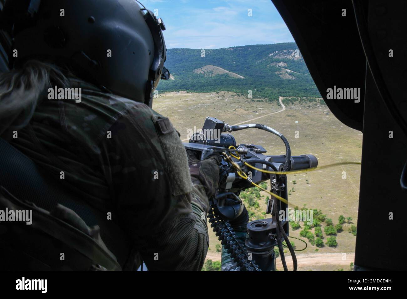 ÉTATS-UNIS Sgt. Kinia Hudson, Sgt. De la Force aérienne, 56th escadron de sauvetage, aviateur de missions spéciales, tire un GAU-2 des États-Unis Force aérienne HH-60G Faucon de Pave pendant l'exercice Jolly Vihar près de la base aérienne de Pápa, Hongrie, 15 juillet 2022. Le RQS de 56th fournit une réponse mondiale et rapidement déployable aux forces de secours et de réaction. Au cours de l'exercice Jolly Vihar, les 56th RQS se sont formés aux côtés des contrôleurs d'attaque de terminal commun hongrois pour améliorer les opérations intégrées de recherche et de sauvetage au combat. Banque D'Images