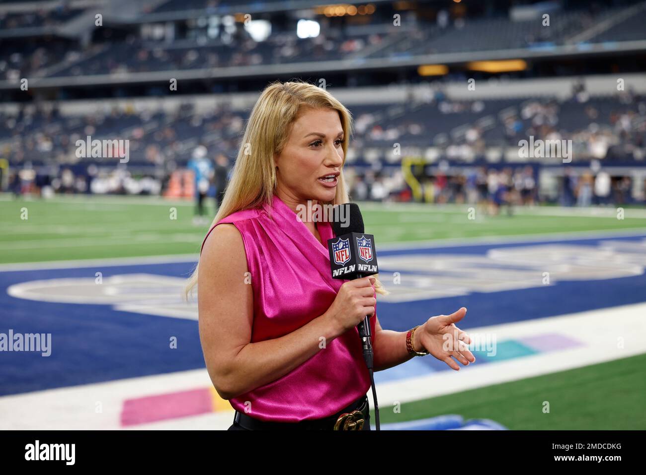 NFL network reporter Jane Slater gives a report prior to an NFL football game between the Carolina Panthers and the Dallas Cowboys, Sunday, Oct. 3, 2021, in Arlington, Texas. (AP Photo/Matt Patterson) Banque D'Images
