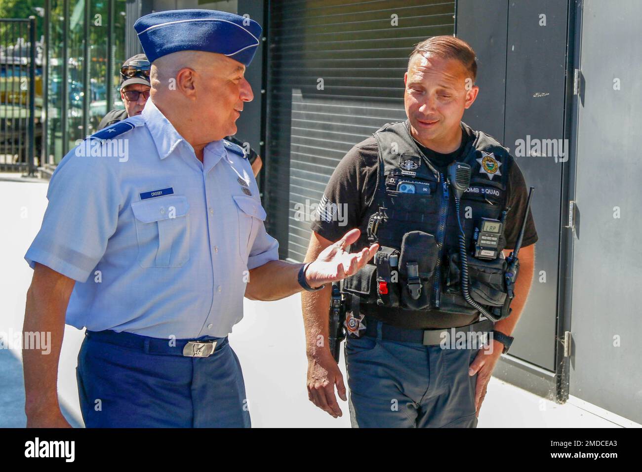 Oregon Air National Guard Brig. Le général Mark Crosby, adjoint Adjutant General-Air, parle avec le Sgt Demian San Miguel, commandant de la bombe atomique, police de la ville d'Eugene, au centre des opérations de l'équipe de soutien civil (CST) 102nd armes de destruction massive, Garde nationale de l'Oregon, situé près de Hayward Field, Université de l'Oregon, à Eugene, Oregon. Pendant les championnats du monde de course et de terrain, 15 juillet 2022. San Miguel est également officier dans le cadre du Programme de partenariat d'État, au quartier général de la Force interarmées, à la Garde nationale de l'Armée de l'Oregon. Crosby a parlé avec les membres du CST et a observé leur op conjoint Banque D'Images