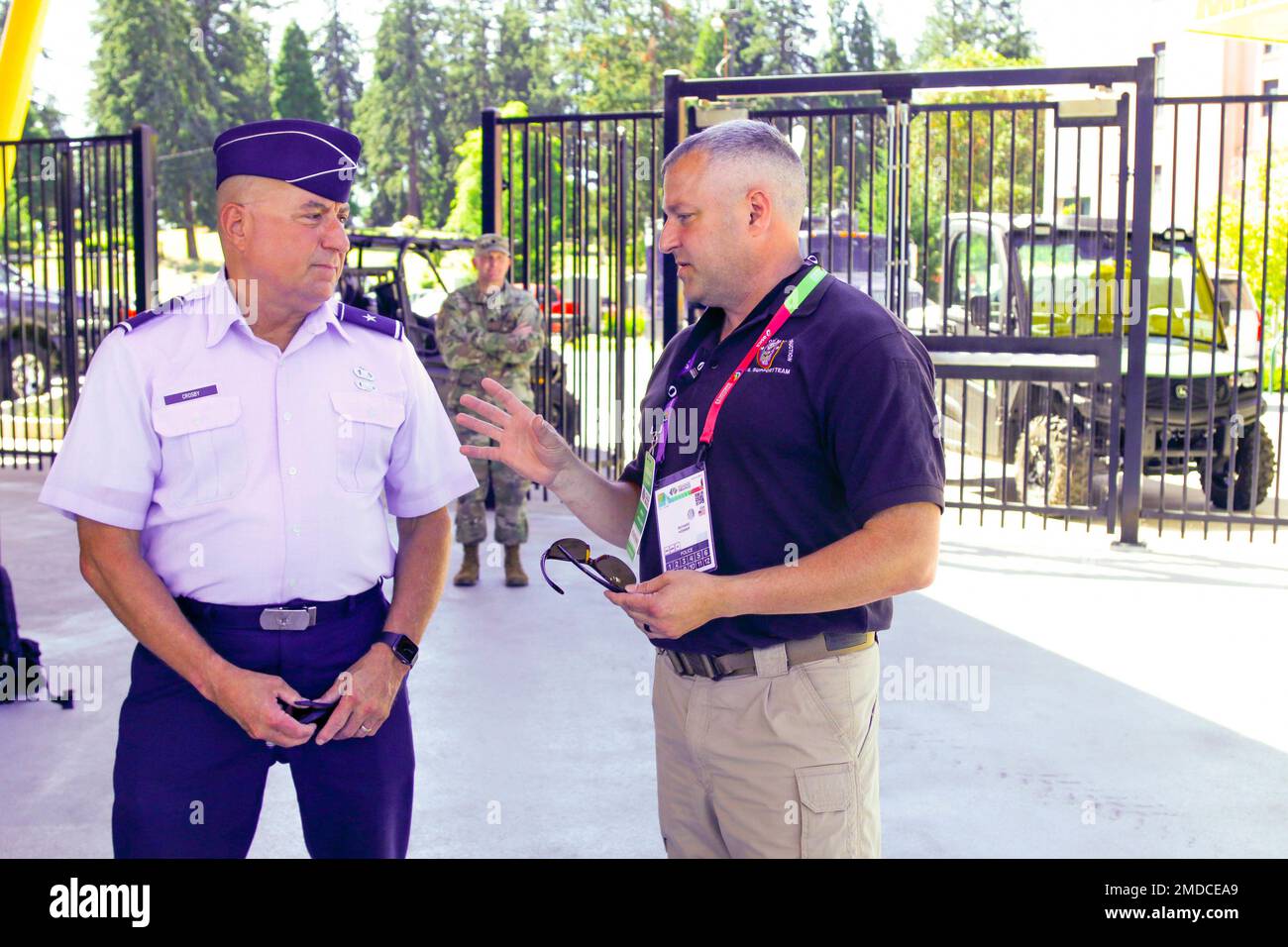 Oregon Air National Guard Brig. Le général Mark Crosby, adjoint adjudant général-Air, parle avec 102nd armes de destruction massive - équipe de soutien civil (CST), commandant de la Garde nationale de l’Armée de l’Oregon le Maj Richard Hosmer, au centre d’opérations du CST situé près de Hayward Field, à l’Université de l’Oregon, à Eugene, en Oregon, pendant les Championnats du monde d’athlétisme, à 15 juillet, 2022. M. Crosby a également parlé aux membres du CST et a observé les opérations conjointes qu'ils effectuaient avec les autorités locales, d'État et fédérales pendant les championnats. Les équipes ont effectué des évaluations des menaces en cours et des évaluations régulières Banque D'Images