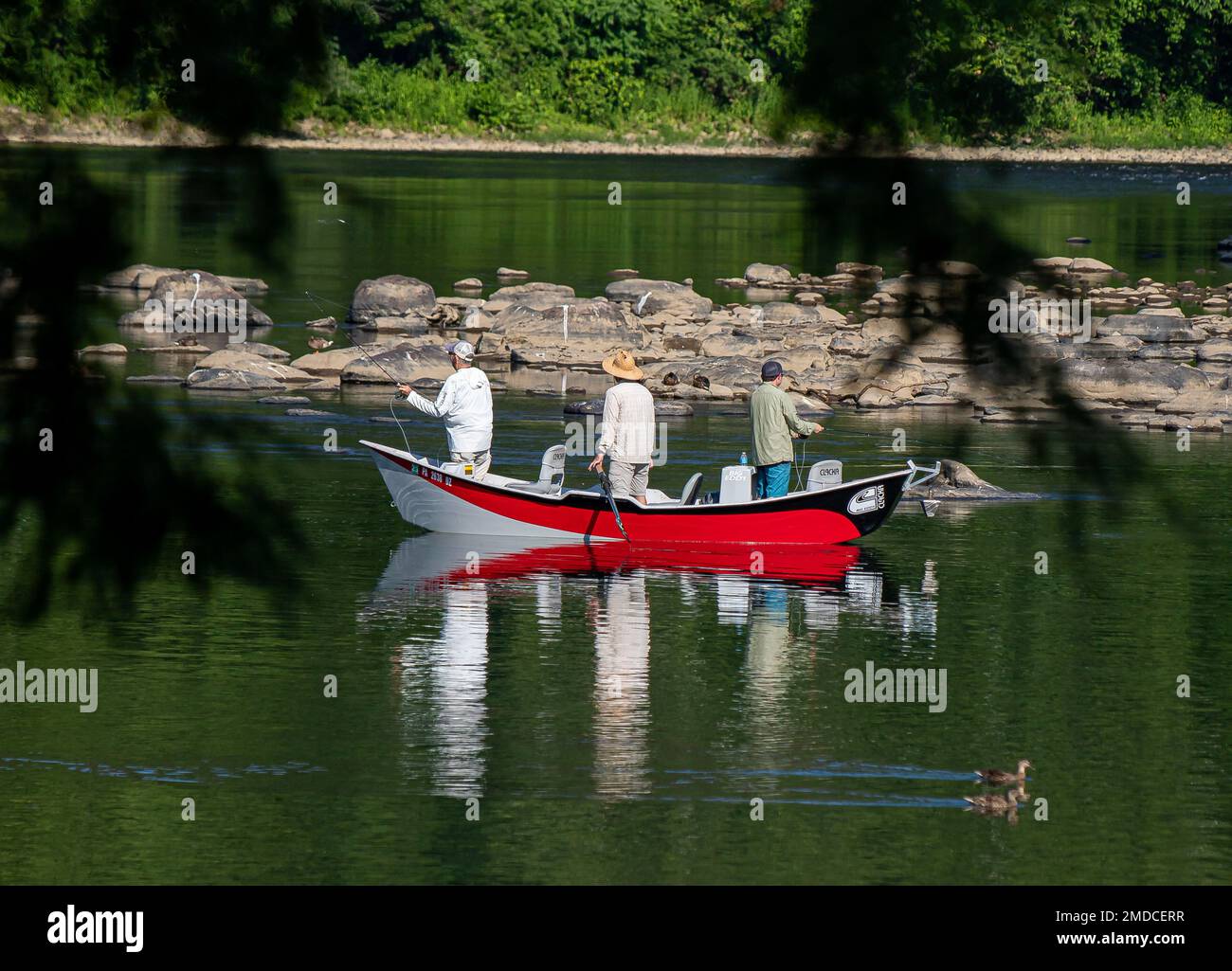 Les pêcheurs pêchent sur la rivière Youghiogheny en aval du barrage à Connellsville, Pennsylvanie, le 14 juillet 2022. Youghiogheny River Lake est exploité comme réservoir par le corps of Engineers des États-Unis Pittsburgh District. Le réservoir offre une réduction des risques d'inondation dans les vallées de Youghiogheny et de la rivière Monongahela inférieure et dans la partie supérieure de la rivière Ohio. Le lac Youghiogheny River offre des possibilités de camping, de sports nautiques, de pistes cyclables et de pêche aux résidents et aux visiteurs. Ingénieurs de l'armée, lac, district de Pittsburgh, USACE, Yioghiogheny, réservoir, Banque D'Images