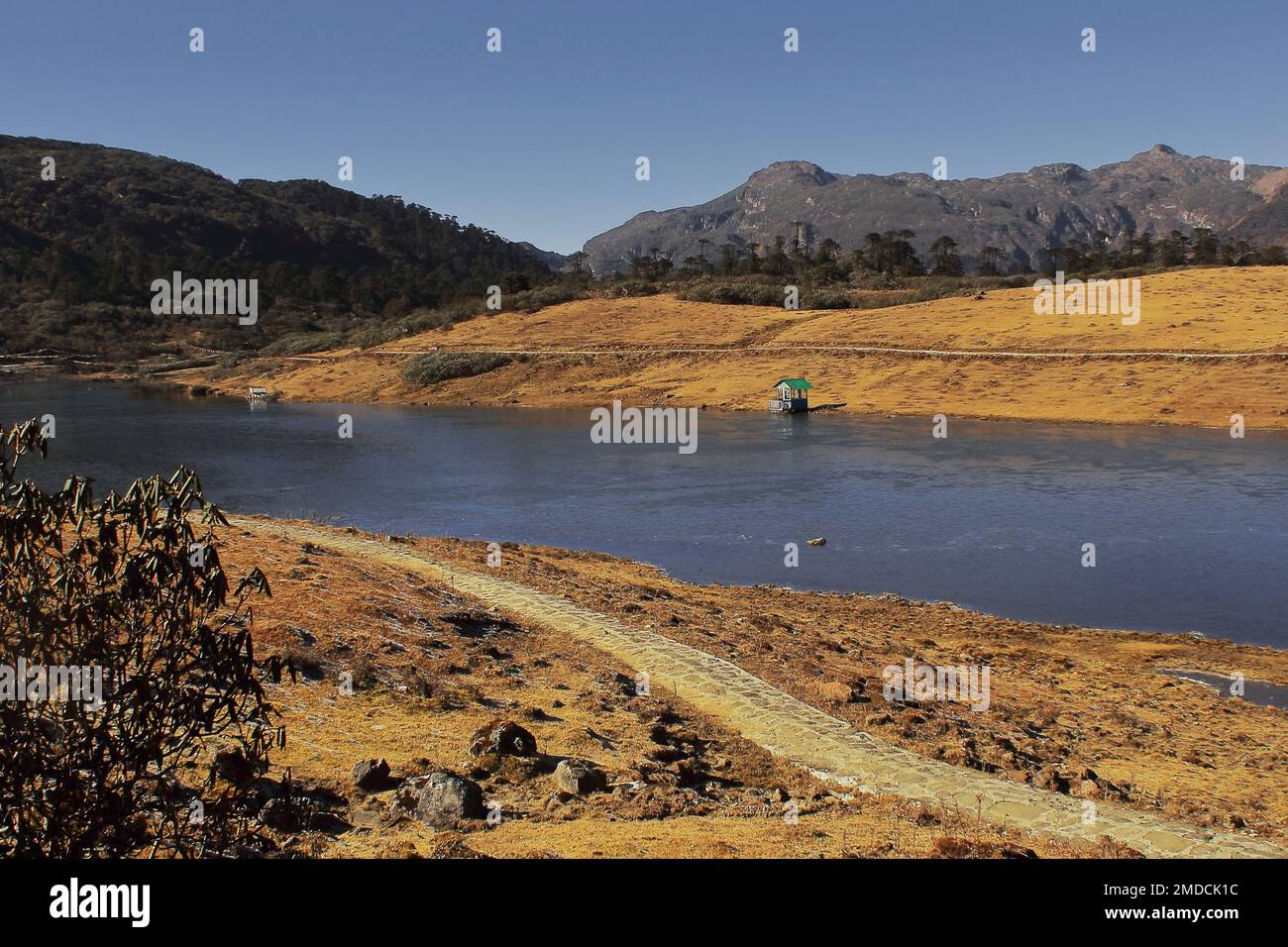 Pittoresque vallée alpine et PT TSO ou le lac de Tenga teng tso entouré par les montagnes de l'himalaya, célèbre destination touristique de tawang, nord-est de l'inde Banque D'Images