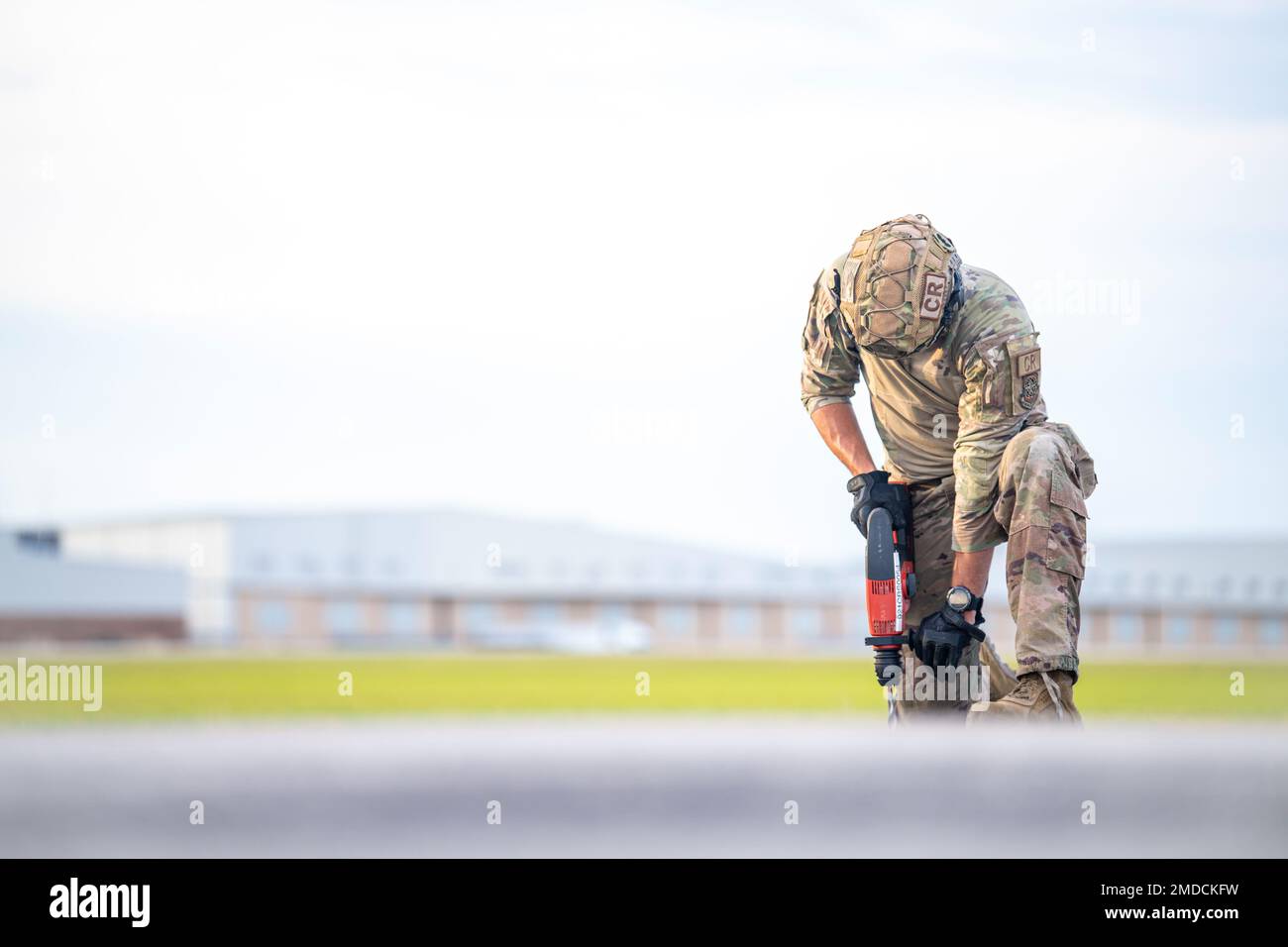 Tech. Le Sgt Craig Usher, un chef d'équipe de l'escadron alpha d'intervention en cas d'urgence 821st, fore un trou pour tester l'intégrité du sol pendant la Turbo distribution 22-2 à fort Campbell, Kentucky, 15 juillet 2022. Turbo distribution est un exercice conjoint d'ouverture de force opérationnelle-port conçu pour former les États-Unis Le personnel de la Force aérienne et de l'Armée de terre sur la façon de réagir rapidement aux missions d'aide humanitaire et d'intervention en cas de catastrophe. (É.-U. Force aérienne par le sergent d'état-major Scott Warner) Banque D'Images