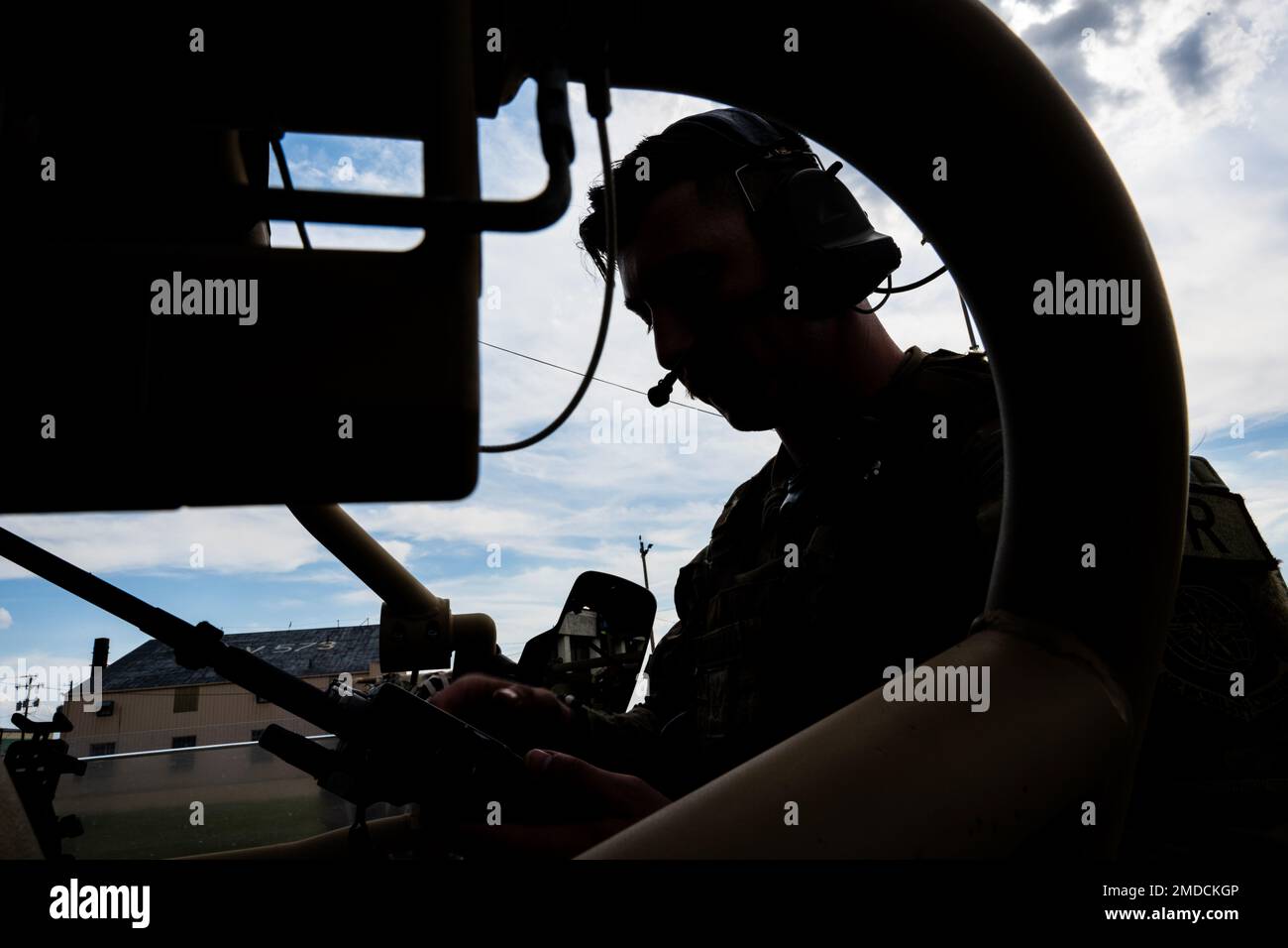 ÉTATS-UNIS Le sergent d'état-major de la Force aérienne Carlos Delgadillo, un chef d'équipe de pompiers du CS ex en 821st, teste sa radio pendant la Turbo distribution 22-2 à fort Campbell, Kentucky, 15 juillet 2022. Turbo distribution est un exercice conjoint d'ouverture de force opérationnelle-port conçu pour former les États-Unis Le personnel de la Force aérienne et de l'Armée de terre sur la façon de réagir rapidement aux missions d'aide humanitaire et d'intervention en cas de catastrophe. (É.-U. Force aérienne par le sergent d'état-major Scott Warner) Banque D'Images