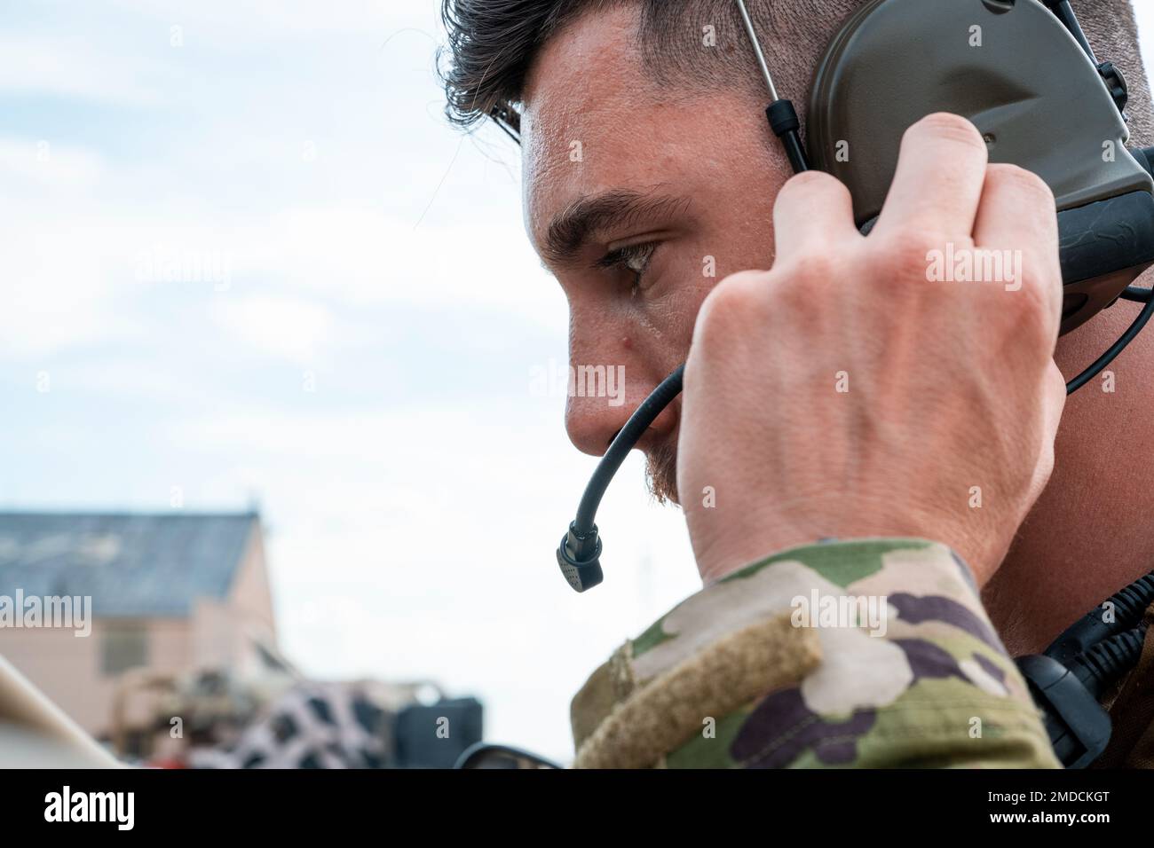 ÉTATS-UNIS Le sergent d'état-major de la Force aérienne Carlos Delgadillo, un chef d'équipe de pompiers du CRS en 821st, teste sa radio pendant la Turbo distribution 22-2 à fort Campbell, Kentucky, 15 juillet 2022. Turbo distribution est un exercice conjoint d'ouverture de force opérationnelle-port conçu pour former les États-Unis Le personnel de la Force aérienne et de l'Armée de terre sur la façon de réagir rapidement aux missions d'aide humanitaire et d'intervention en cas de catastrophe. (É.-U. Force aérienne par le sergent d'état-major Scott Warner) Banque D'Images