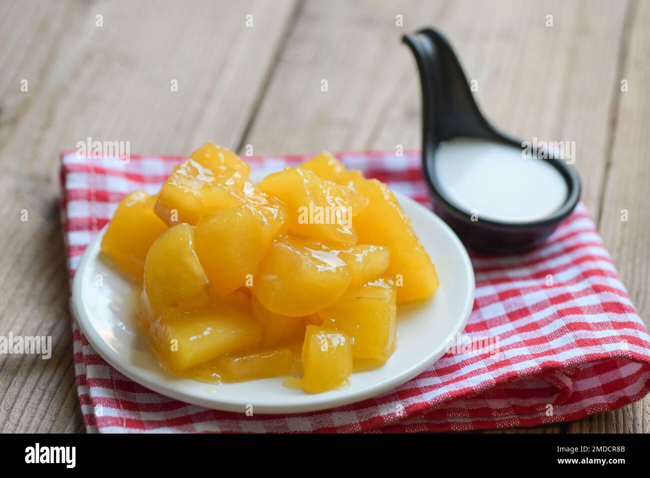 Nourriture au manioc sur la table, dessert sucré fait de manioc bouilli, sucre et milik de noix de coco - dessert thaï Banque D'Images
