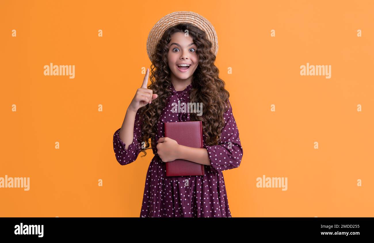 s'inspire d'idée kid avec un livre de maintien de cheveux de frisottis sur fond jaune Banque D'Images