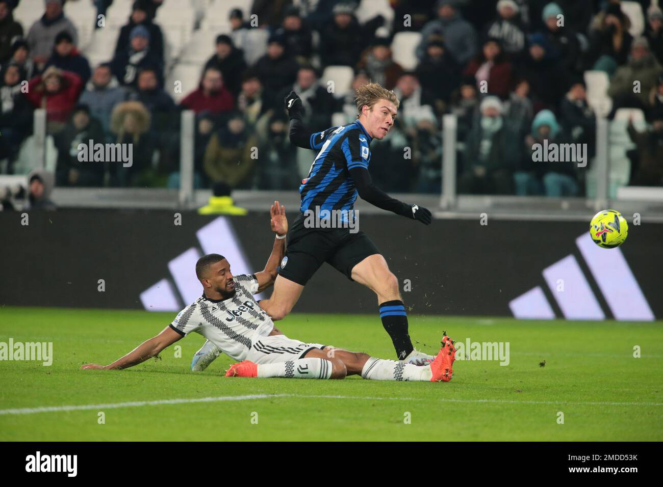 Turin, Italie. 22nd janvier 2023. Rasmus Hojlund d'Atalanta BC et Bremer de Juventus FC pendant la série italienne A, match de football entre Juventus FC et Atalanta BC sur 22 janvier 2023 au stade Allianz, Turin Italie. Photo Nderim Kaceli crédit: Agence de photo indépendante/Alamy Live News Banque D'Images