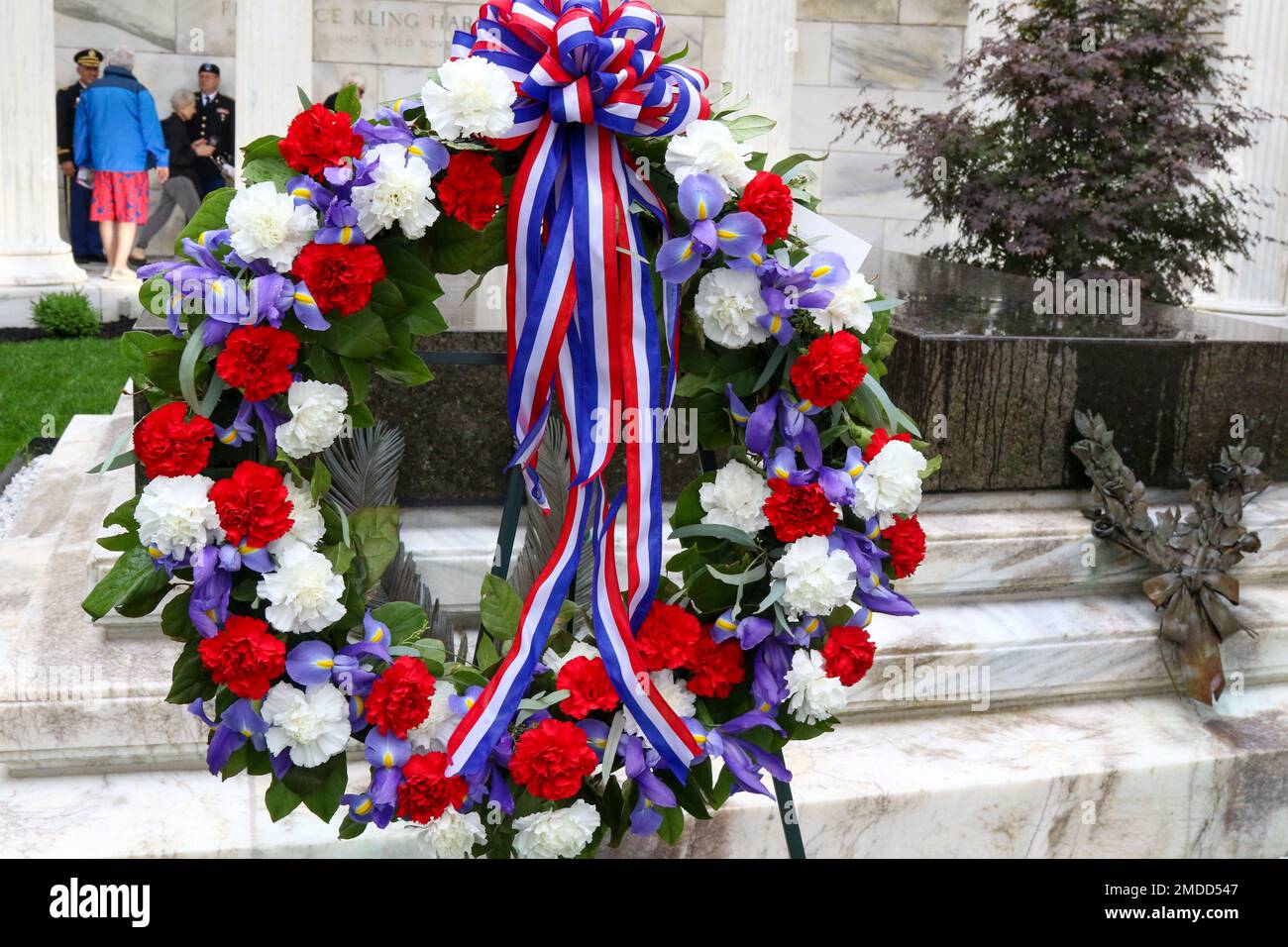 Cette couronne, placée au nom du président Joseph R. Biden Jr., est un hommage à l'ancien président Warren G. Harding à sa tombe de Marion, Ohio, 16 juillet 2022. La couronne a été placée par Brig. Général John M. Dreska, commandant général, 311th Commandement du soutien expéditionnaire, pendant la cérémonie. Banque D'Images