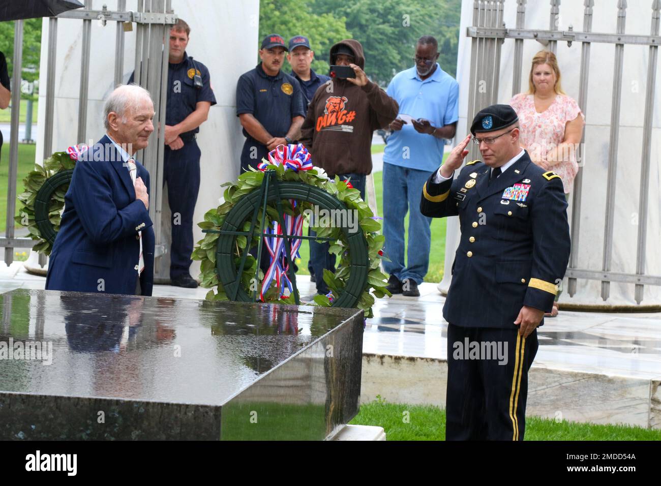Le général de brigade John M. Dreska, commandant général du Commandement du soutien expéditionnaire 311th, rend hommage en l'honneur de l'ancien président Warren G. Harding, ainsi que du Dr Warren G. Harding III, arrière-neveu de l'ancien président Warren G. Harding, lors d'une cérémonie à Marion, Ohio, 16 juillet 2022. Dreska a déposé la couronne au nom du président Joseph R. Biden Jr Banque D'Images