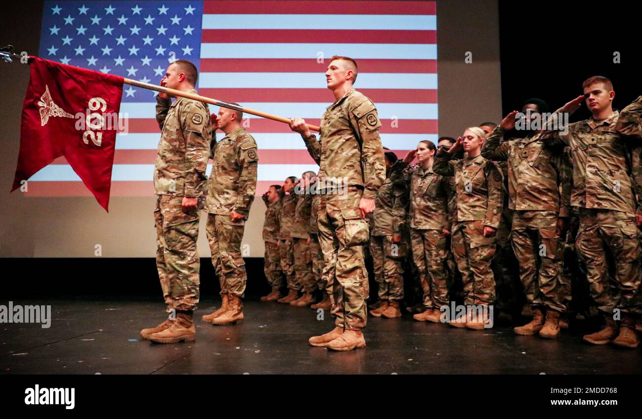 Les soldats de la garde nationale de l'armée de l'Iowa affectés à la compagnie médicale 209th (soutien de zone) saluent le drapeau pendant que l'hymne national joue lors d'une cérémonie d'envoi à l'école secondaire Clear Creek Amana à Tiffin, Iowa, on 16 juillet 2022. Les hauts dirigeants, la famille et les amis se sont réunis dans l'auditorium pour rendre hommage aux 80 soldats qui se mobilisent en Pologne pour appuyer l'opération Atlantique Solve. Ils fourniront un soutien aux services de santé des hôpitaux de terrain dans le cadre de la mission de présence avancée renforcée de l’OTAN, qui permet aux États-Unis d’offrir une dissuasion à leurs adversaires tout en soutenant nos partenaires de l’OTAN. Banque D'Images