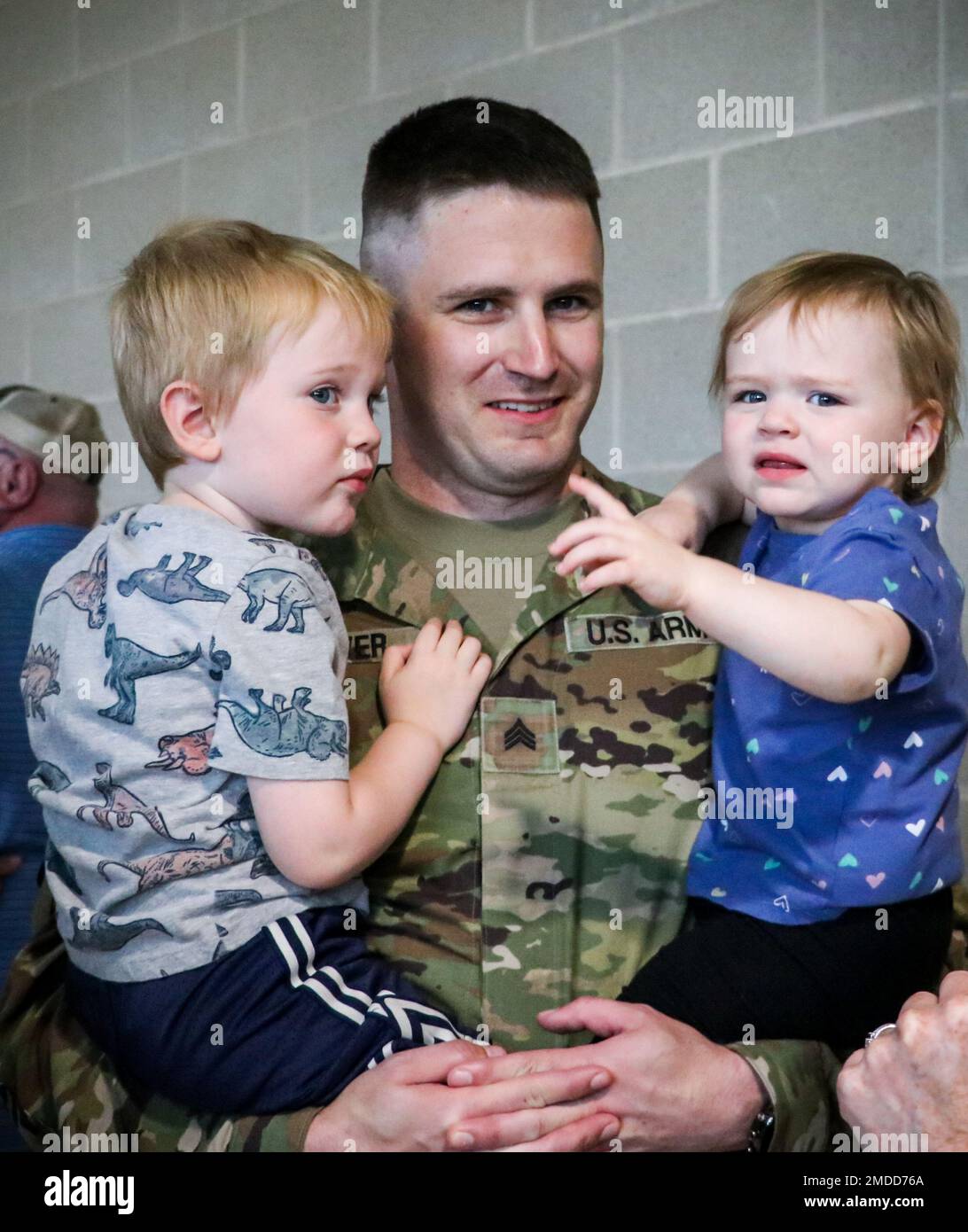 Un soldat de la Garde nationale de l'armée de l'Iowa affecté à la compagnie médicale 209th (soutien de zone) tient des proches après la fin d'une cérémonie d'envoi à l'école secondaire Clear Creek Amana à Tiffin, Iowa, on 16 juillet 2022. Les hauts dirigeants, la famille et les amis se sont réunis dans l'auditorium pour rendre hommage aux 80 soldats qui se mobilisent en Pologne pour appuyer l'opération Atlantique Solve. Ils fourniront un soutien aux services de santé des hôpitaux de terrain dans le cadre de la mission de présence avancée renforcée de l’OTAN, qui permet aux États-Unis d’offrir une dissuasion à leurs adversaires tout en soutenant nos partenaires de l’OTAN. Banque D'Images