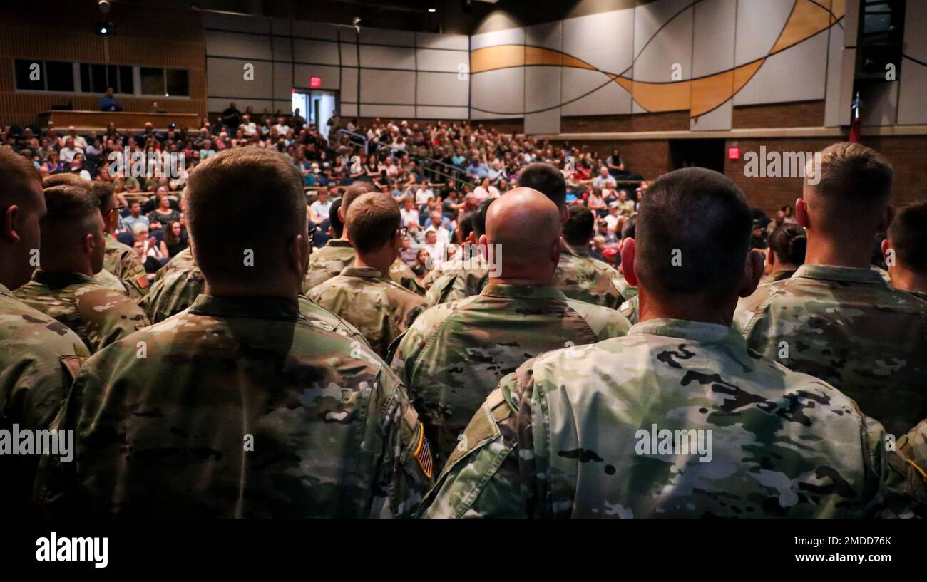 Les soldats de la garde nationale de l'armée de l'Iowa affectés à la compagnie médicale 209th (soutien de zone) se tiennent au repos du défilé lors d'une cérémonie d'envoi à l'école secondaire Clear Creek Amana à Tiffin, Iowa, on 16 juillet 2022. Les hauts dirigeants, la famille et les amis se sont réunis dans l'auditorium pour rendre hommage aux 80 soldats qui se mobilisent en Pologne pour appuyer l'opération Atlantique Solve. Ils fourniront un soutien aux services de santé des hôpitaux de terrain dans le cadre de la mission de présence avancée renforcée de l’OTAN, qui permet aux États-Unis d’offrir une dissuasion à leurs adversaires tout en soutenant nos partenaires de l’OTAN. Banque D'Images