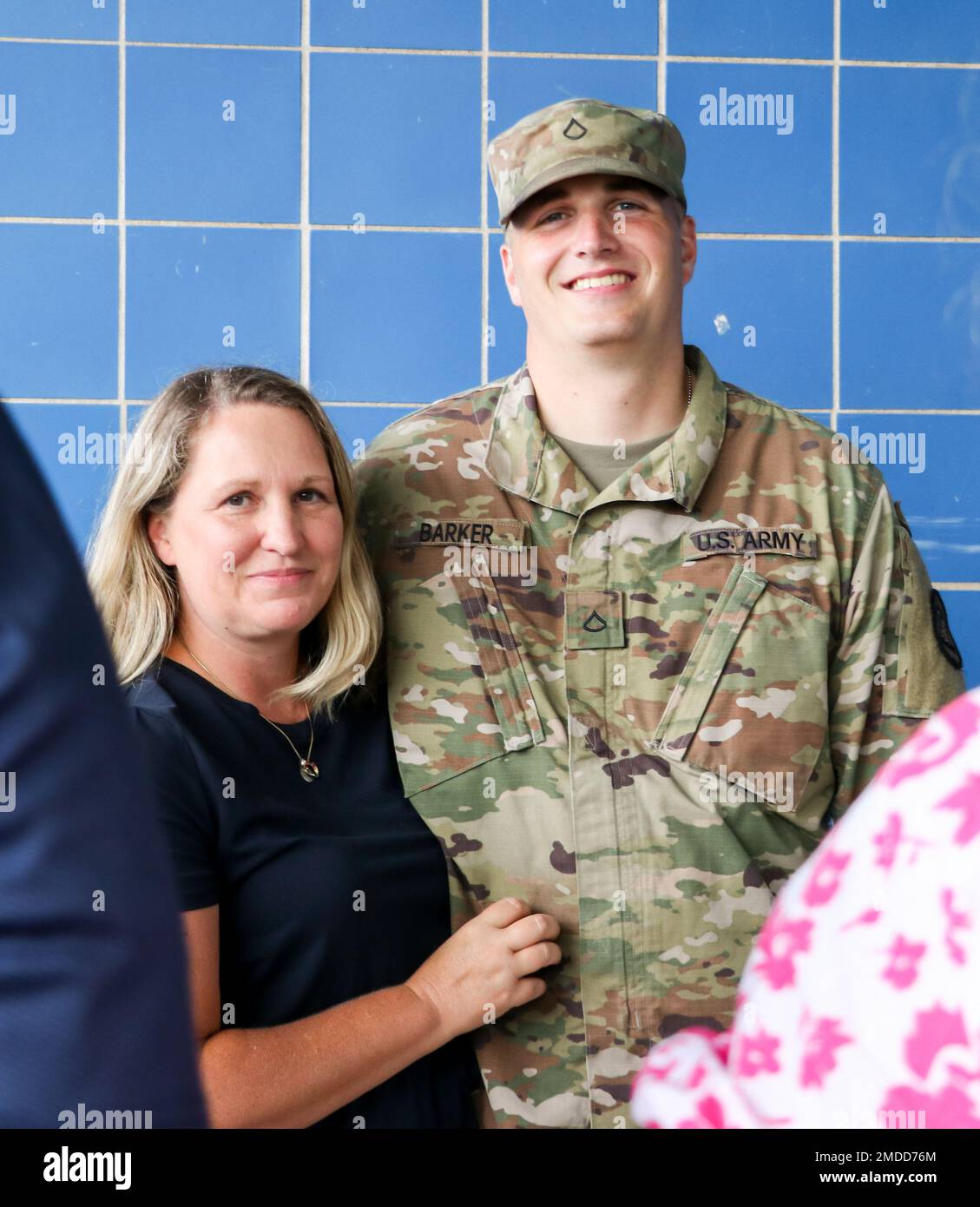 Un soldat de la Garde nationale de l'armée de l'Iowa affecté à la compagnie médicale 209th (Area support) sourit avec un être cher après la fin d'une cérémonie d'envoi à l'école secondaire Clear Creek Amana à Tiffin, Iowa, on 16 juillet 2022. Les hauts dirigeants, la famille et les amis se sont réunis dans l'auditorium pour rendre hommage aux 80 soldats qui se mobilisent en Pologne pour appuyer l'opération Atlantique Solve. Ils fourniront un soutien aux services de santé des hôpitaux de terrain dans le cadre de la mission de présence avancée renforcée de l’OTAN, qui permet aux États-Unis d’offrir une dissuasion à leurs adversaires tout en soutenant nos partenaires de l’OTAN. Banque D'Images