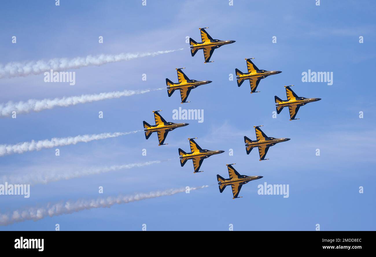 Le 53rd groupe de démonstration aérienne de la République de Corée, composé de huit pygargues KAI T-50B, effectue des manœuvres de formation pendant le Royal International Air Tattoo à Fairford, en Angleterre, au 16 juillet 2022. Cette année, le thème principal du RIAT est « former la prochaine génération de la Force aérienne », mais se concentre également sur le 75th anniversaire des États-Unis Air Force et a mis en évidence un certain nombre d'affichages statiques présentés par les États-Unis Force aérienne. Banque D'Images