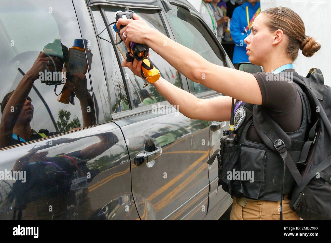 Le Sgt Kayla Smith, Chef de l'équipe d'enquête, 102nd armes de destruction massive - équipe de soutien civil de l'Armée de l'Oregon, Garde nationale de l'Oregon, surveille un véhicule suspect pour tout danger, y compris chimique, biologique, radiologique, nucléaire, Et des matériaux explosifs (CBRNE), aux Championnats du monde d'athlétisme de l'Université de l'Oregon, à Eugene, en Ontario, 16 juillet, 2022. Smith est membre d'une équipe conjointe d'évaluation des risques (JHAT), composée de membres d'organismes locaux, d'État et fédéraux, y compris des services de police, d'incendie et tactiques K-9. Le JHAT patrouilla régulièrement le grou Banque D'Images