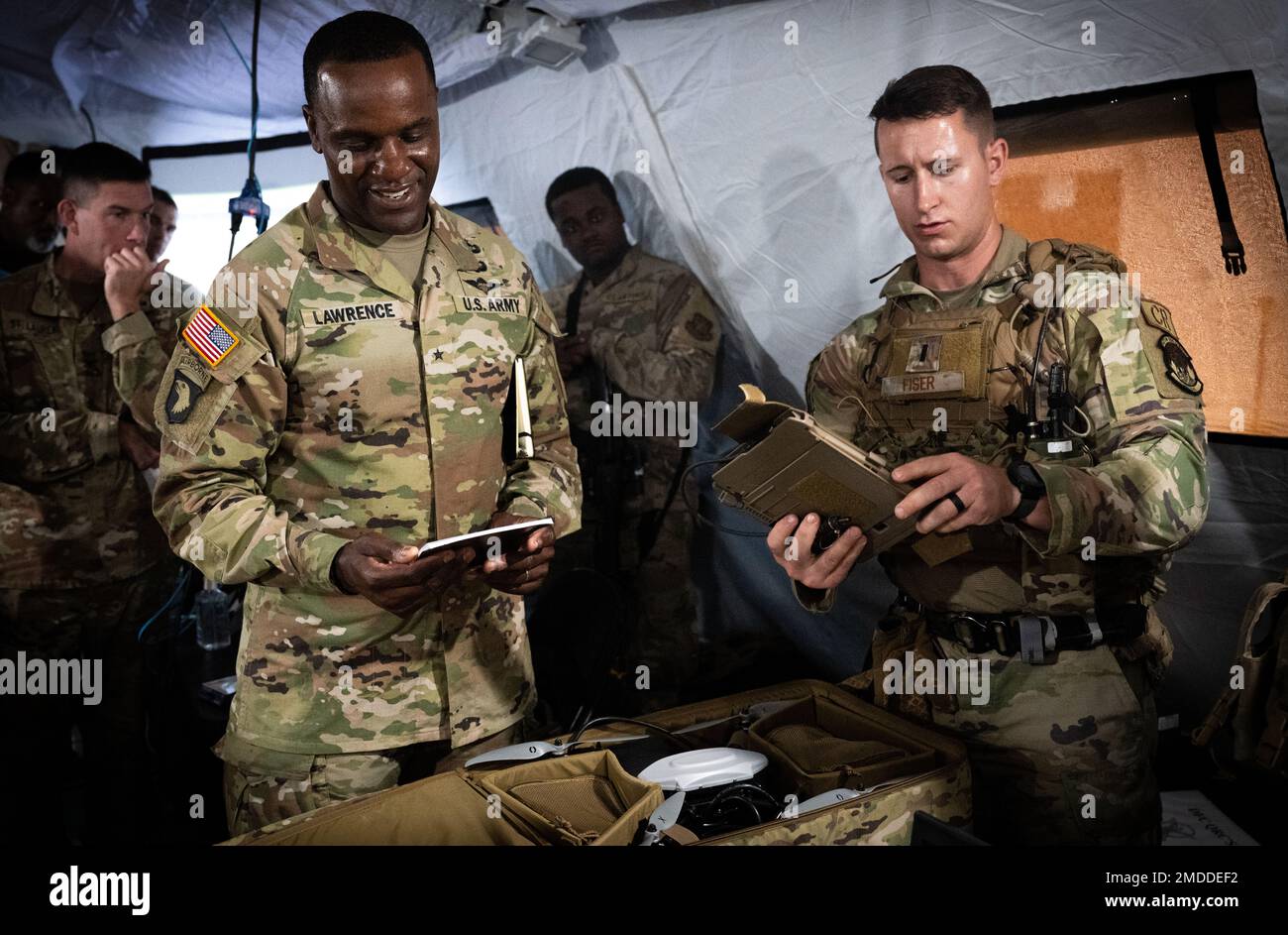 ÉTATS-UNIS Armée Brig. Général Gavin Lawrence, à gauche, commandant, États-Unis Commandement des forces, vérifie un drone des forces de sécurité avec le 1st Lt Benjamin Fiser, le chef d'équipe des forces de sécurité de l'escadron d'intervention en cas d'urgence 821st, pendant la Turbo distribution 22-2 à l'aérodrome de l'armée de Sabre, Tennessee, 16 juillet 2022. Turbo distribution est un exercice conjoint d'ouverture de force opérationnelle-port conçu pour former les États-Unis Le personnel de la Force aérienne et de l'Armée de terre sur la façon de réagir rapidement aux missions d'aide humanitaire et d'intervention en cas de catastrophe. (É.-U. Force aérienne par le sergent d'état-major Scott Warner) Banque D'Images
