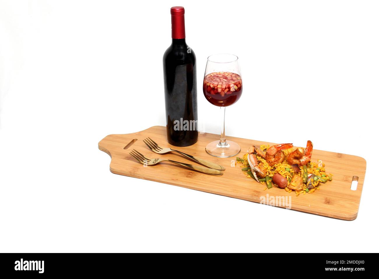 Riz traditionnel paella de Valence Espagne, fait avec des coquillages safran, des crevettes et des légumes servis sur une planche de bois accompagnée de vin rouge Banque D'Images