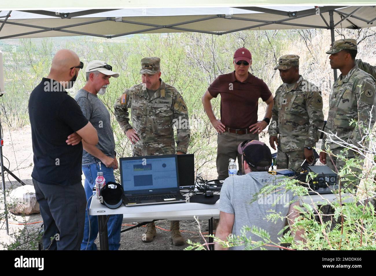 Major général Anthony R. Hale, États-Unis Le Centre d'excellence du renseignement de l'Armée de terre et le commandant général de fort Huachuca ont visité le complexe non cinétique des opérations multidomaines du Lieutenant John R. Fox au cours de la Vanguard 22, 22 juillet. Banque D'Images