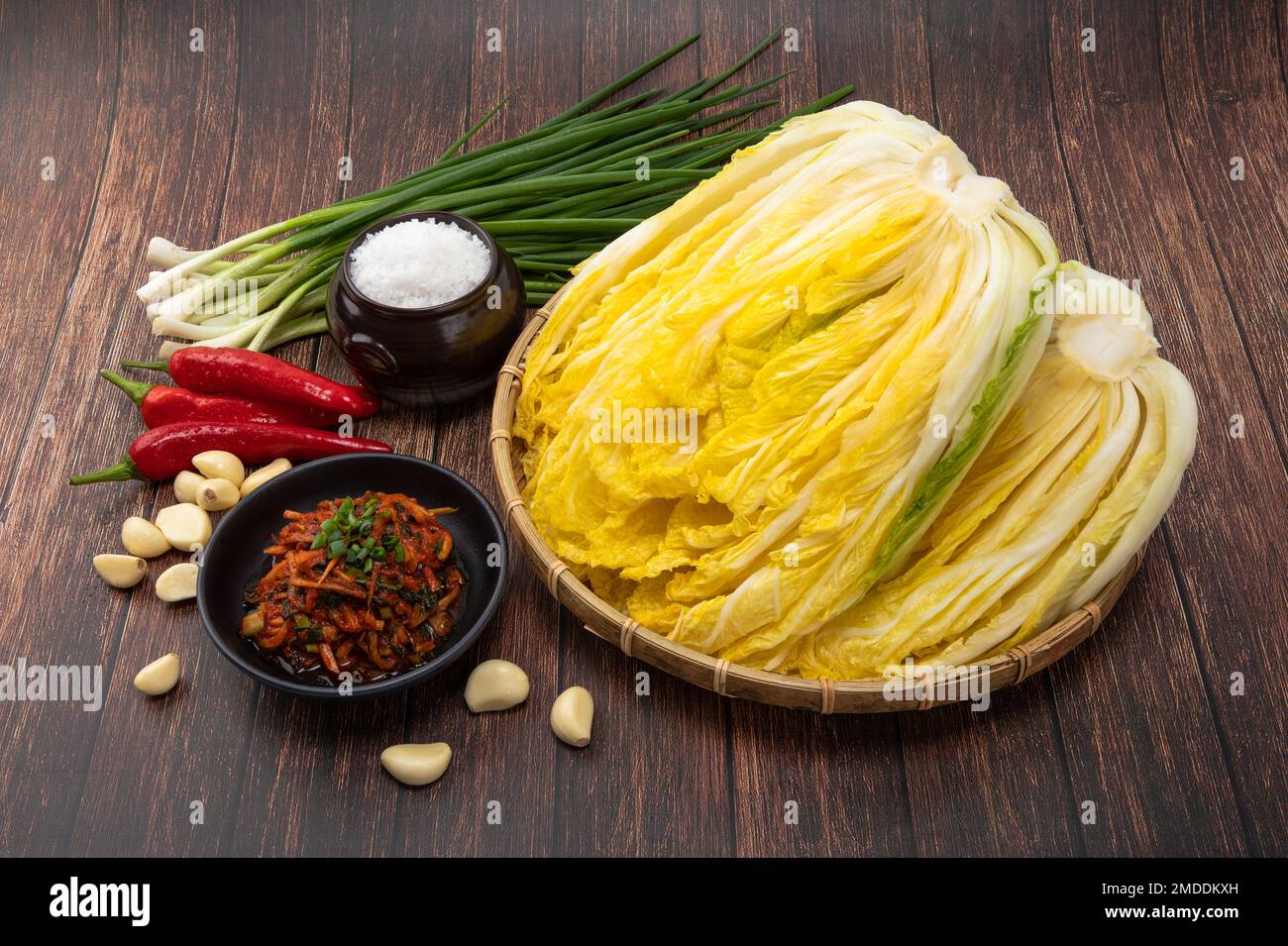 Chou de Kimchi. Traditionnel coréen, ingrédients de kimchi, chou salé. Arrière-plan de terrasse en bois, gros plan. Banque D'Images