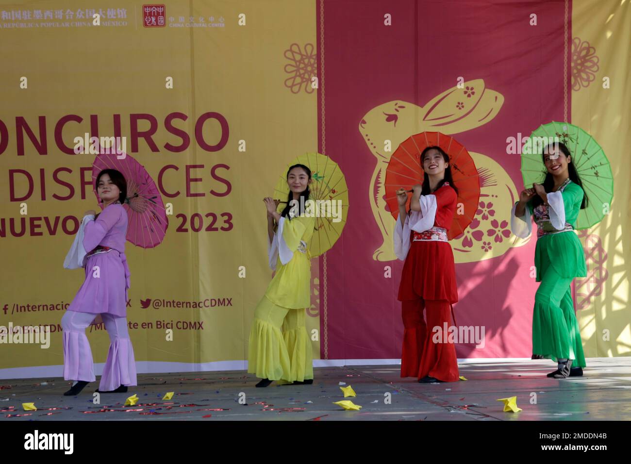 Non exclusif: 22 janvier 2023, Mexico, Mexique: Sixième Concours chinois de costumes du nouvel an consacré au lapin d'eau avec danse et musique au Banque D'Images